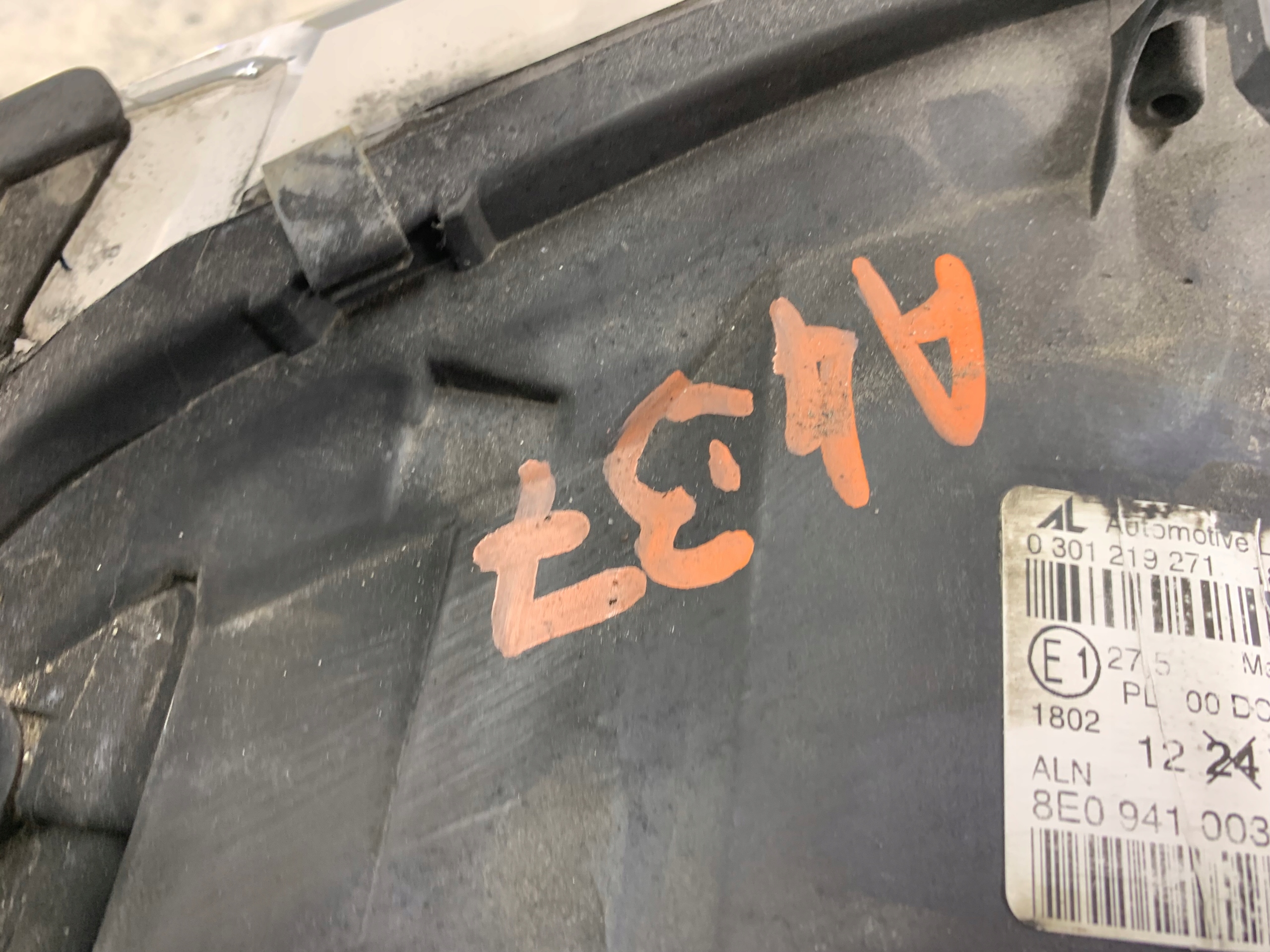 Dodatkowe zdjęcie używanej części: AUDI A4 B7 LAMPA LEWA PRZÓD BI XENON 8E0941003AM + PRZETWORNICA KPL