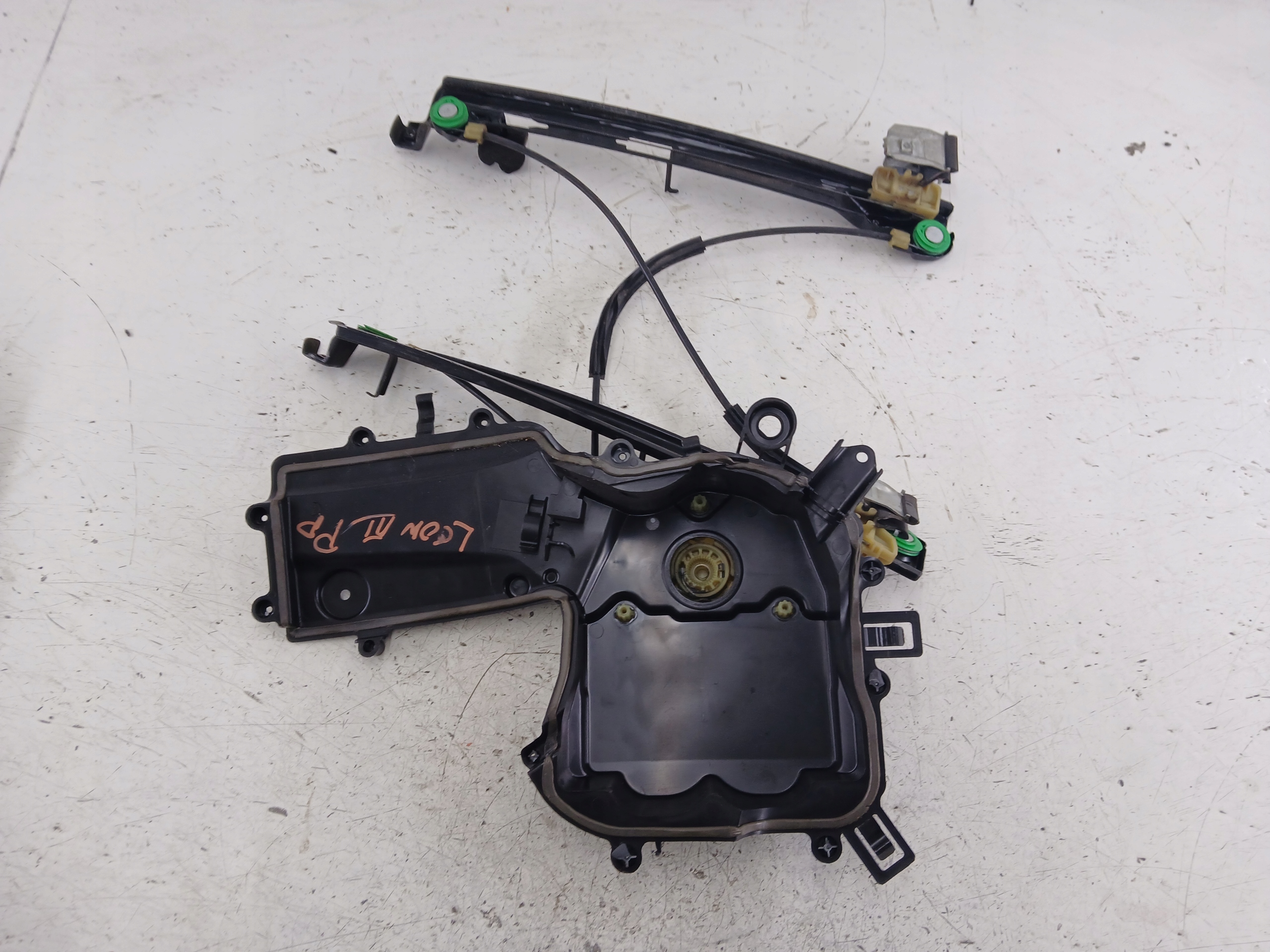 Dodatkowe zdjęcie używanej części: SEAT LEON II MECHANIZM SZYBY PRAWY PRZÓD PROWADNICE SZYBY 1P0837402E
