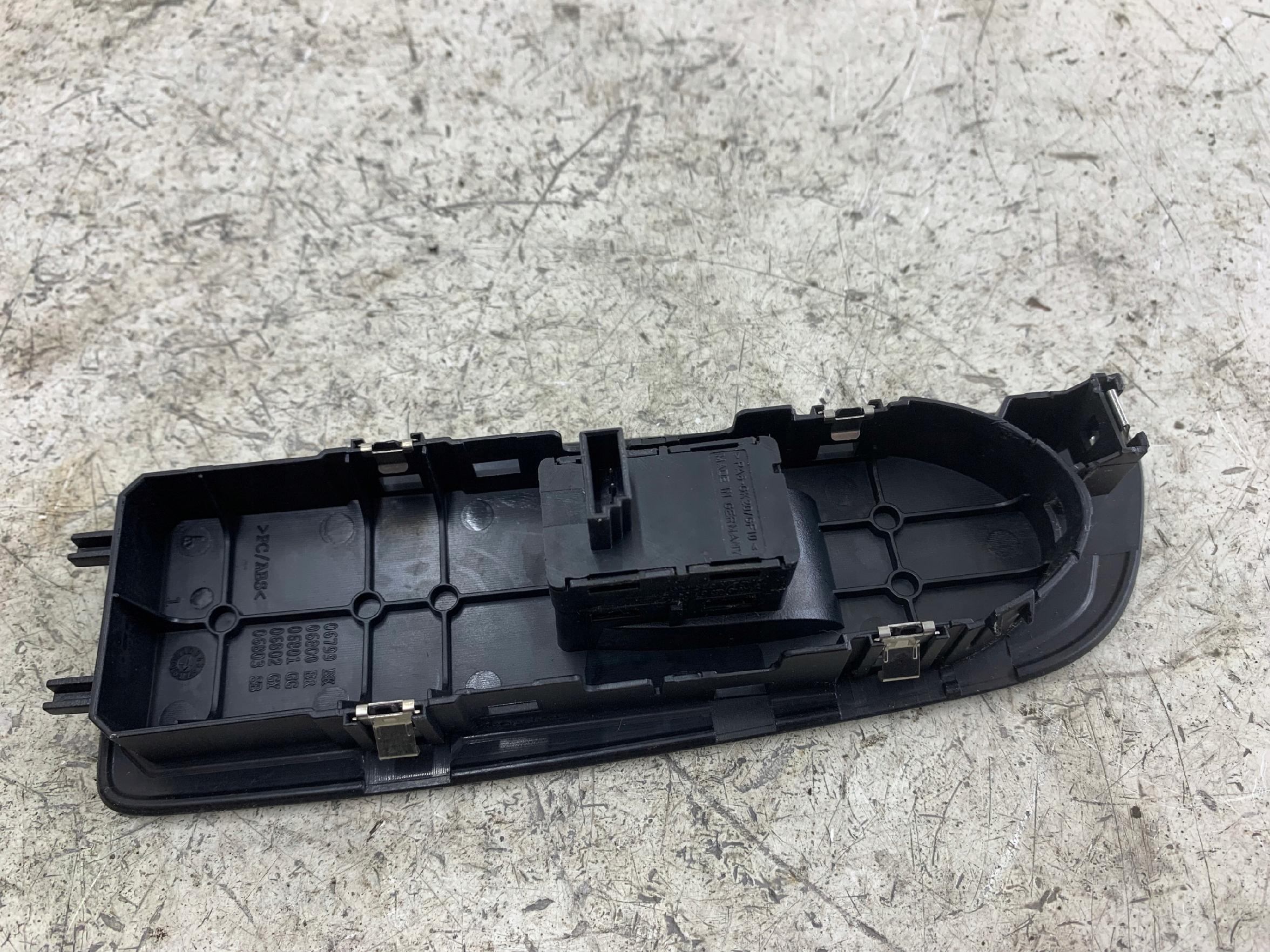 Dodatkowe zdjęcie używanej części: BMW E81 E87 PANEL SZYB PRAWY PRZÓD