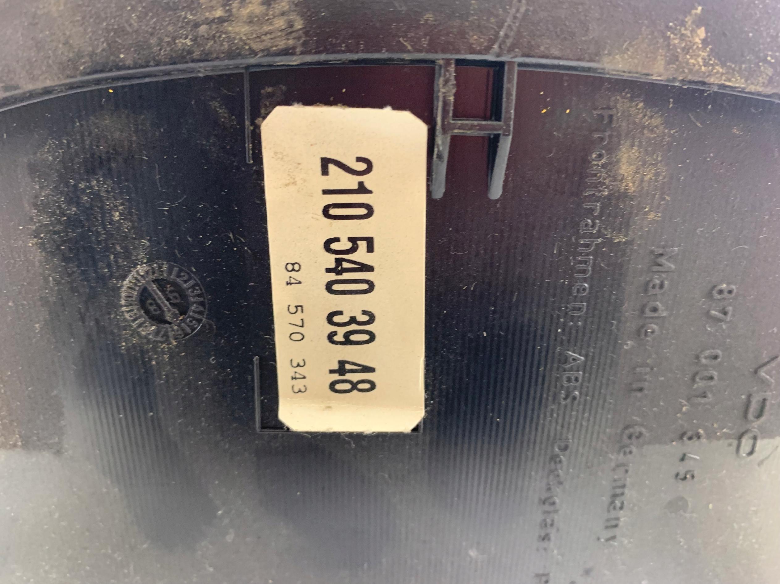 Dodatkowe zdjęcie używanej części: MERCEDES W210 2.0 LICZNIK ZEGARY 2105403948
