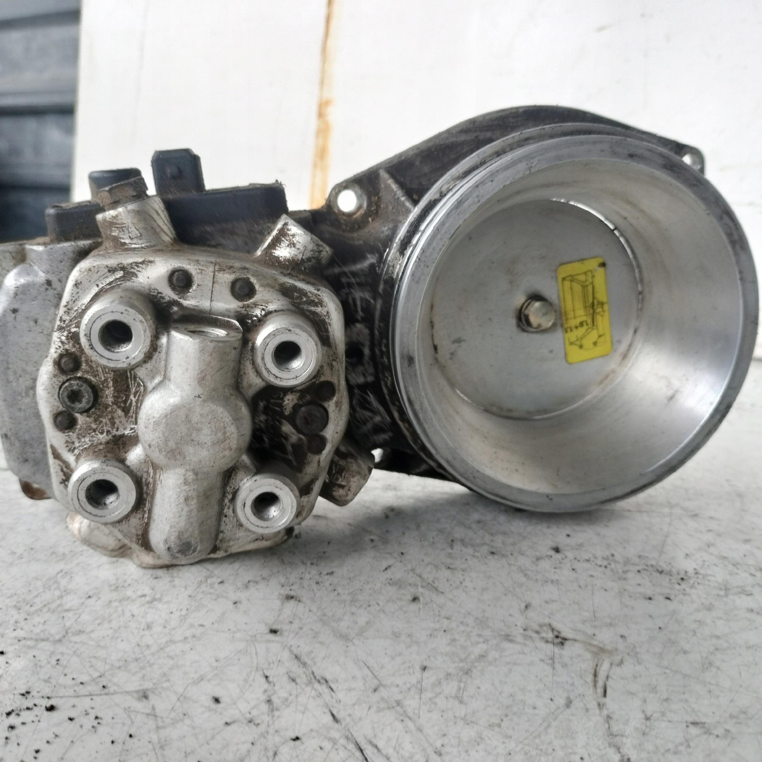 Dodatkowe zdjęcie używanej części: AUDI 80 B3 1.8 ROZDZIELACZ PALIWA 026133353 BOSCH