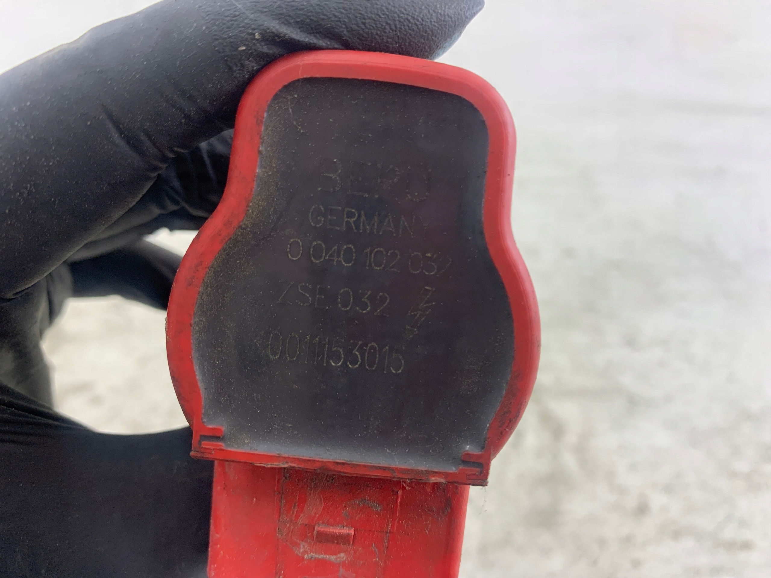 Dodatkowe zdjęcie używanej części: AUDI A6 C6 2.4 CEWKA ZAPŁONOWA 0040102032