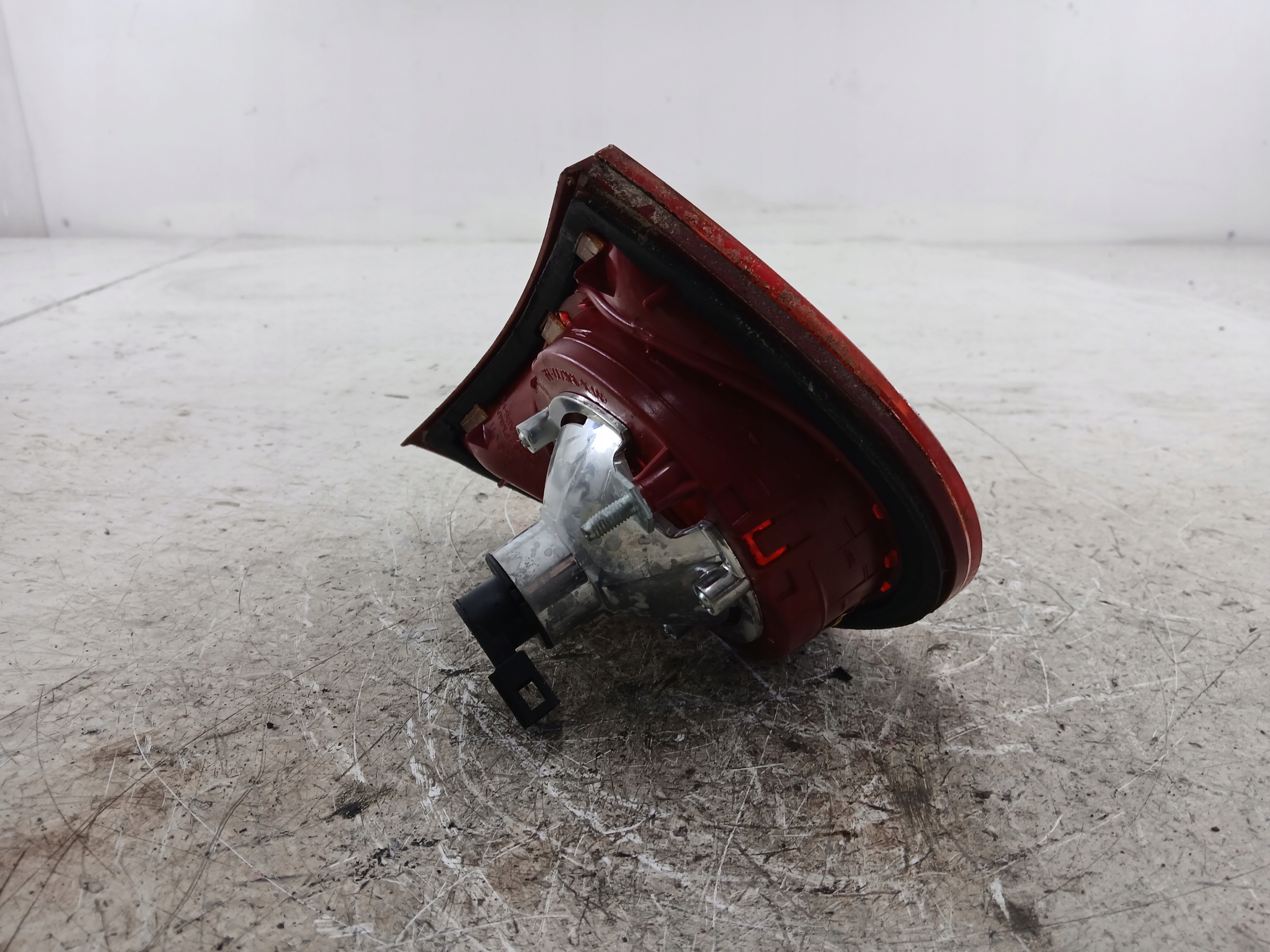 Dodatkowe zdjęcie używanej części: VW GOLF V LAMPA LEWA TYŁ KLAPA