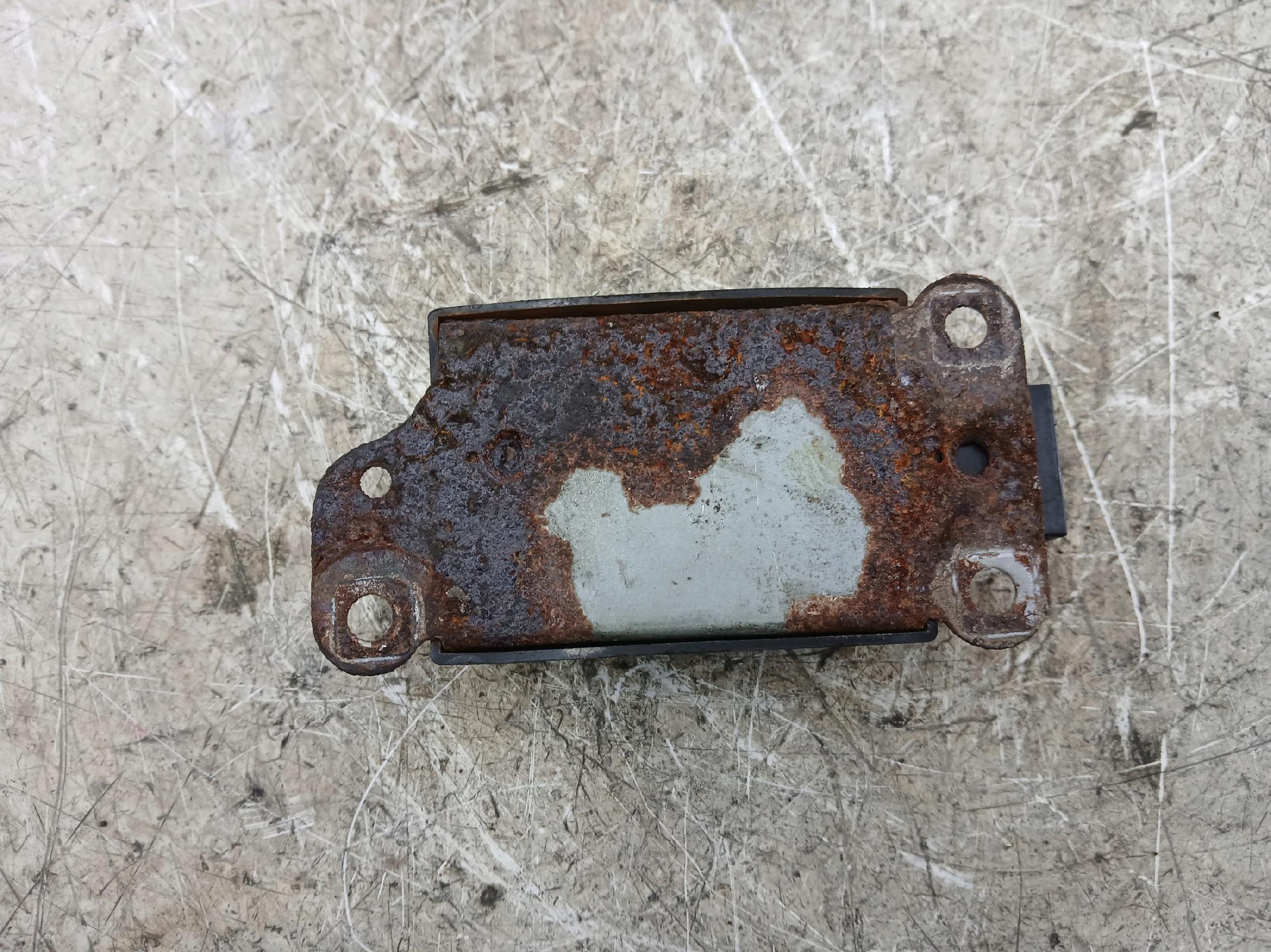 Dodatkowe zdjęcie używanej części: VW GOLF V WZMACNIACZ ANTENOWY 1K6035570F