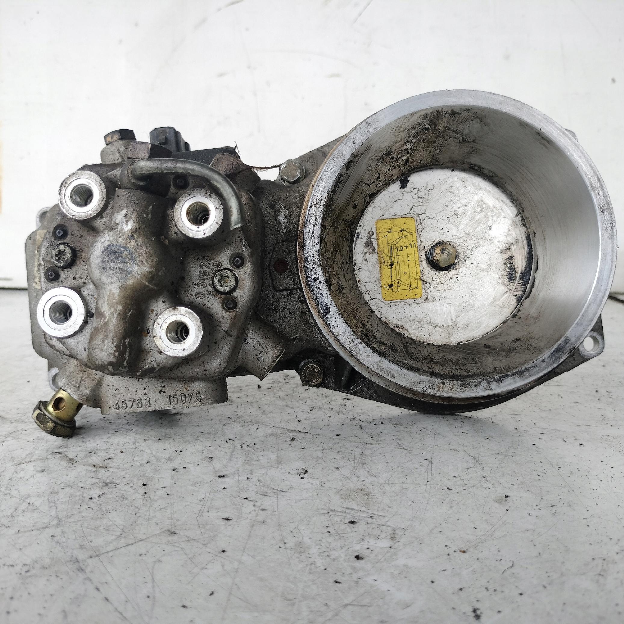 Dodatkowe zdjęcie używanej części: AUDI 80 B3 1.8 ROZDZIELACZ PALIWA 026133353 BOSCH