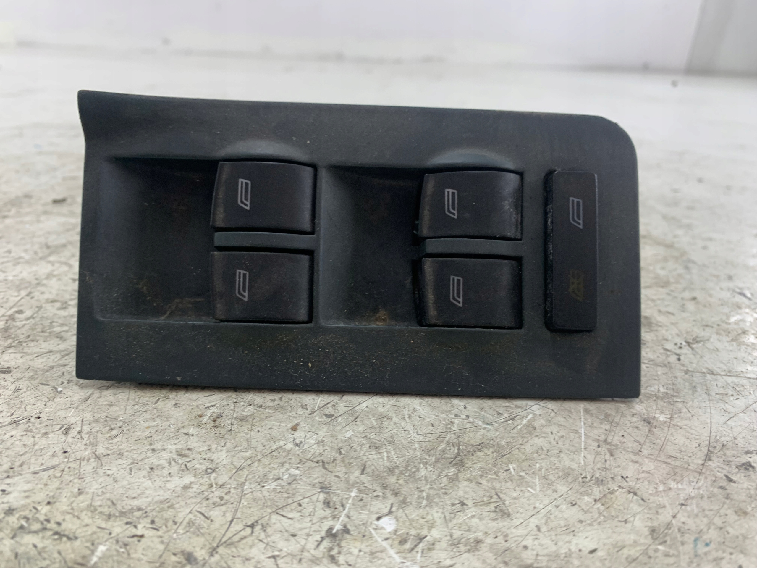 Dodatkowe zdjęcie używanej części: AUDI A3 8L PRZEŁĄCZNIK PANEL SZYB LEWY PRZÓD 4B0959851