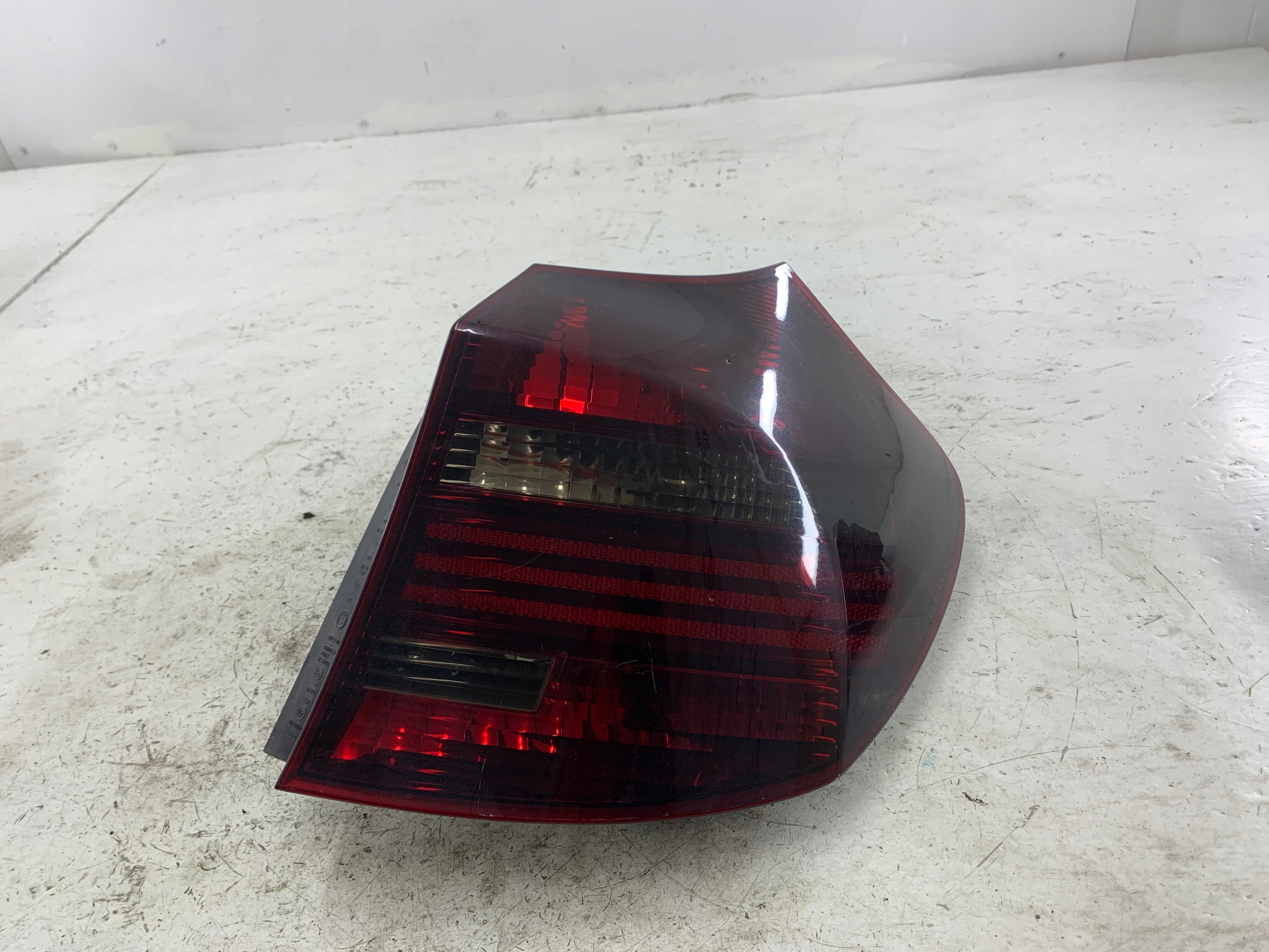 Dodatkowe zdjęcie używanej części: BMW E87 LIFT LAMPA PRAWA TYŁ CIEMNA TUNING