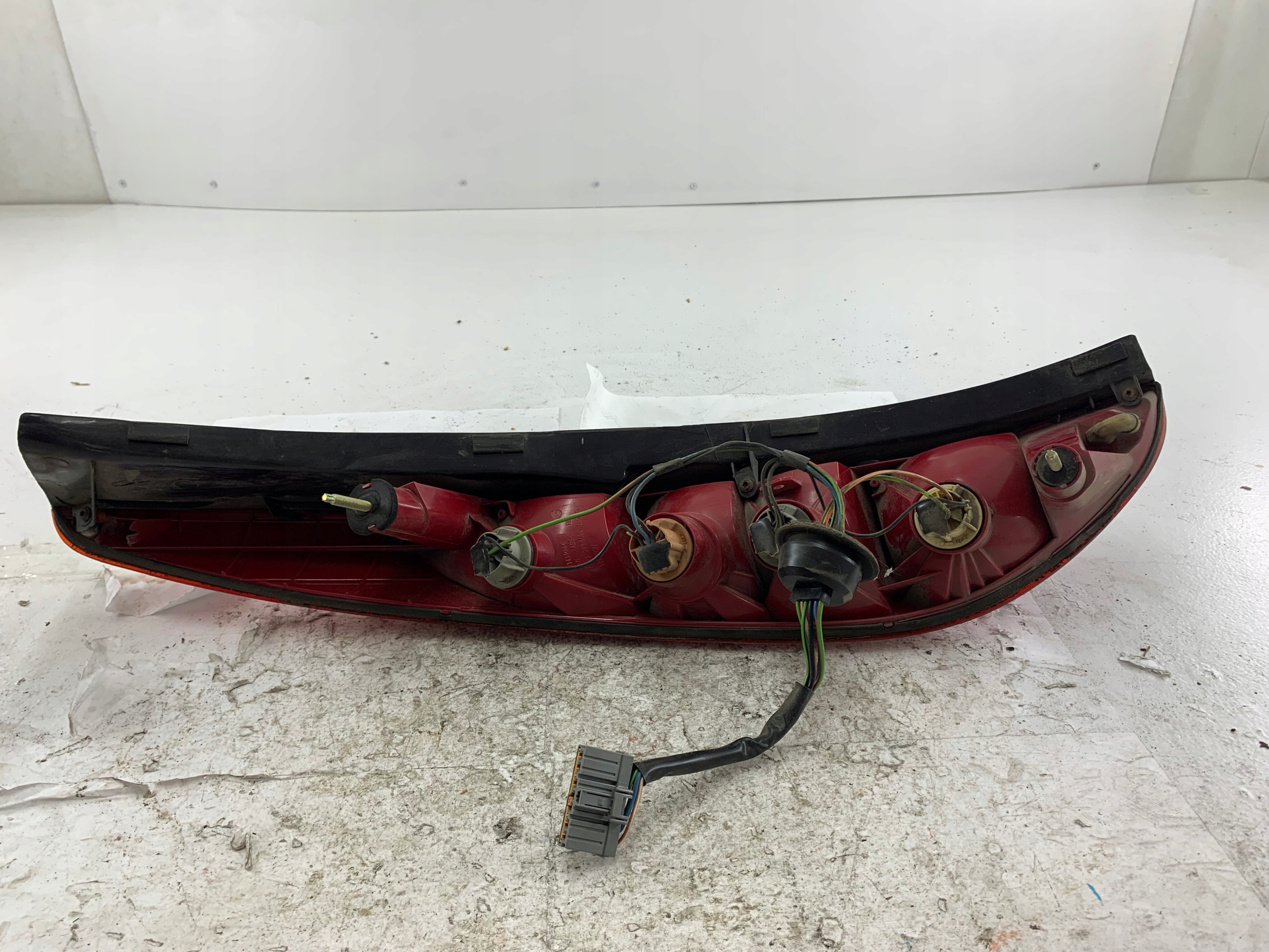 Dodatkowe zdjęcie używanej części: FORD MONDEO MK3 KOMBI LAMPA PRAWA TYŁ