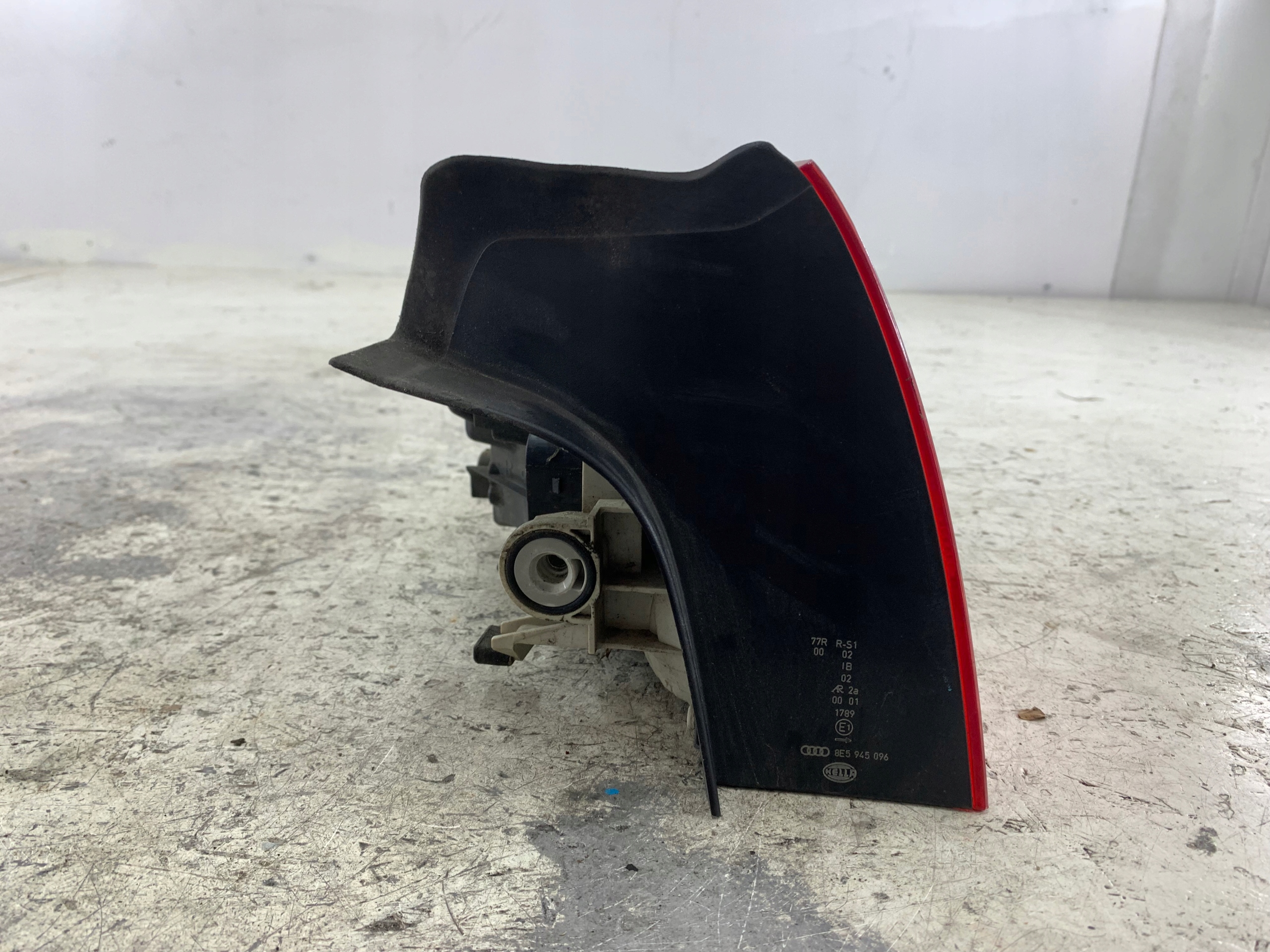Dodatkowe zdjęcie używanej części: AUDI A4 B7 LAMPA PRAWA TYŁ SEDAN 8E5945096 BEZ WKŁADU