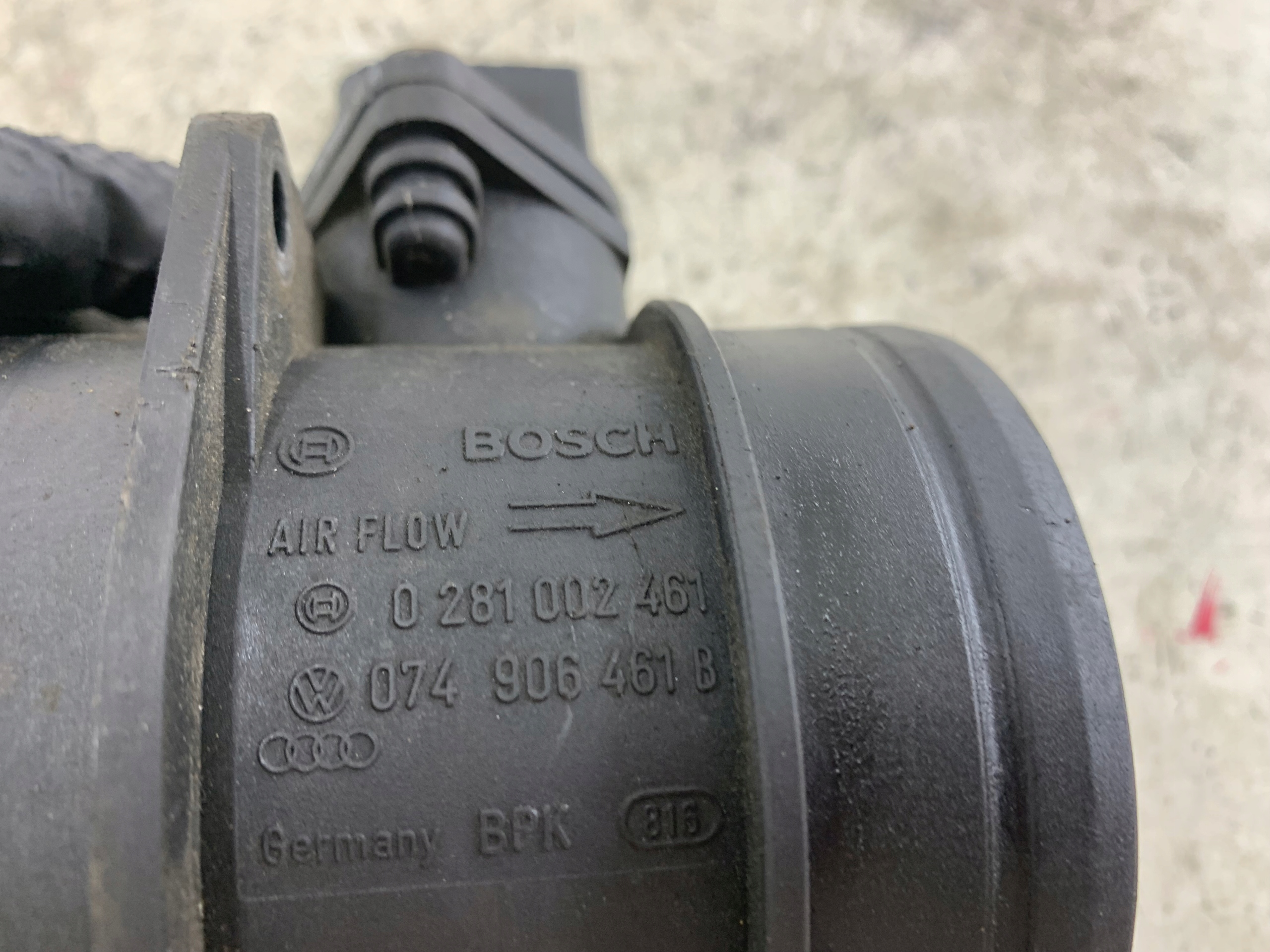 Dodatkowe zdjęcie używanej części: AUDI A4 B7 2.0 TDI PRZEPŁYWOMIERZ 074906461B
