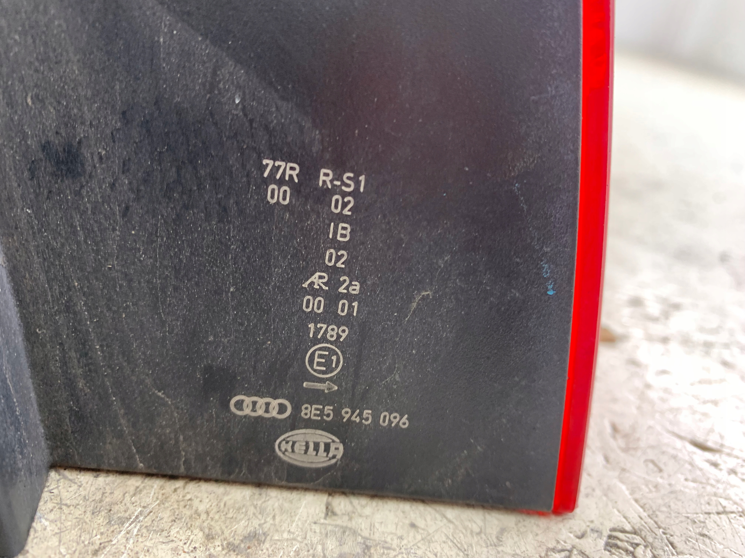 AUDI A4 B7 LAMPA PRAWA TYŁ SEDAN 8E5945096 BEZ WKŁADU - zdjęcie 5