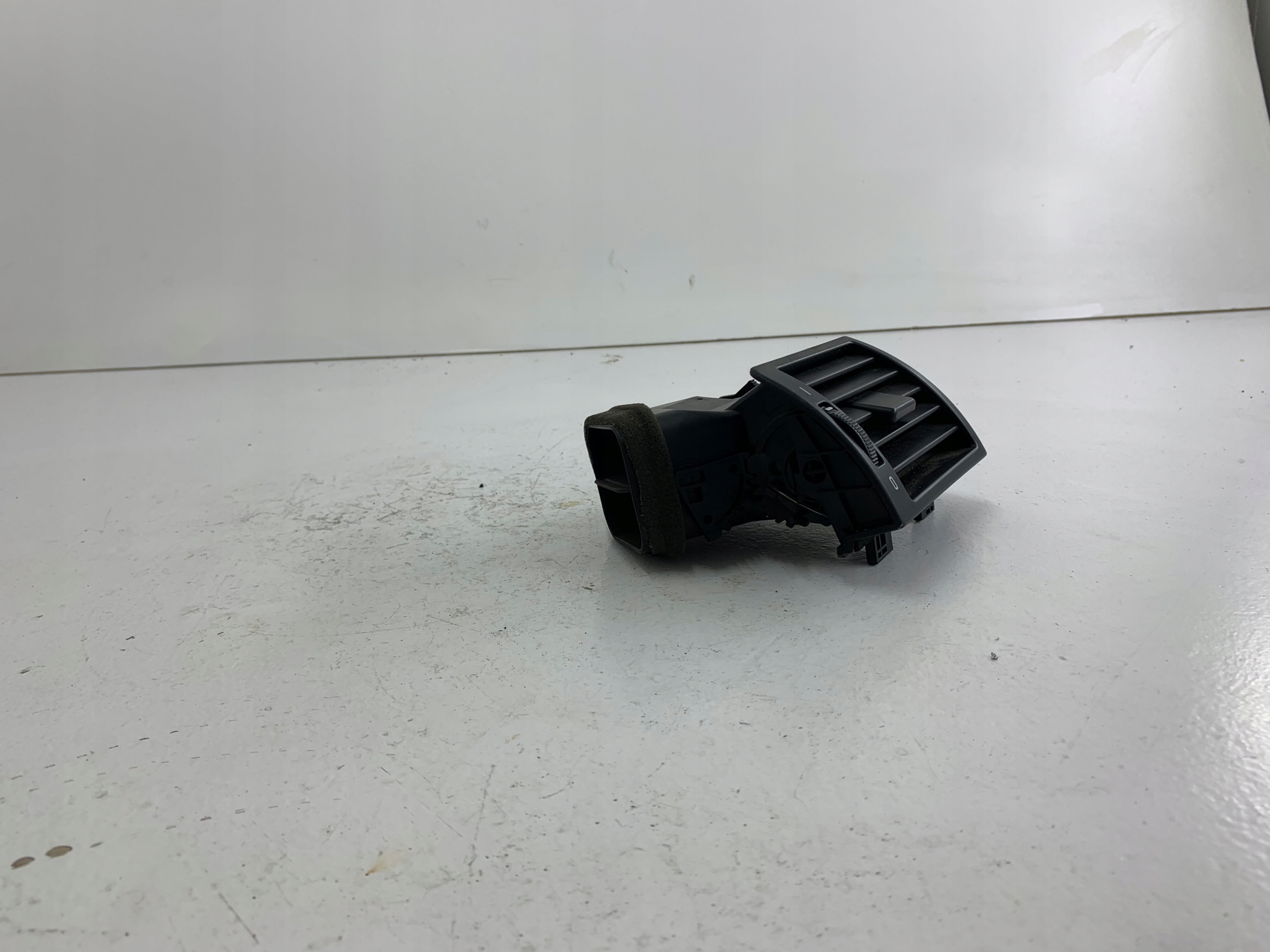 Dodatkowe zdjęcie używanej części: BMW E46 KRATKA NAWIEWU PRAWA 8361898
