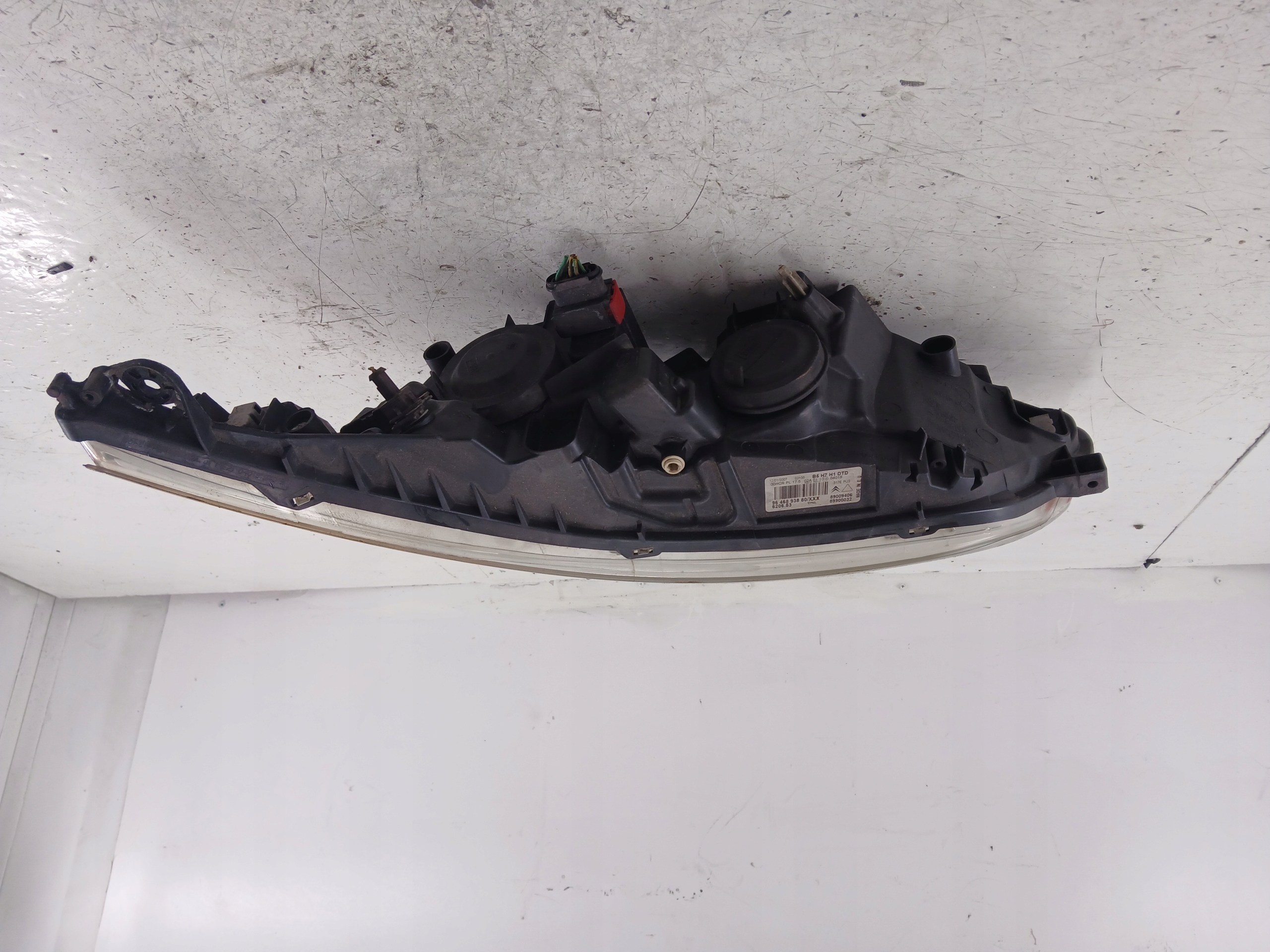 Dodatkowe zdjęcie używanej części: CITROEN C4 I LIFT LAMPA PRAWA PRZÓD 9643893880