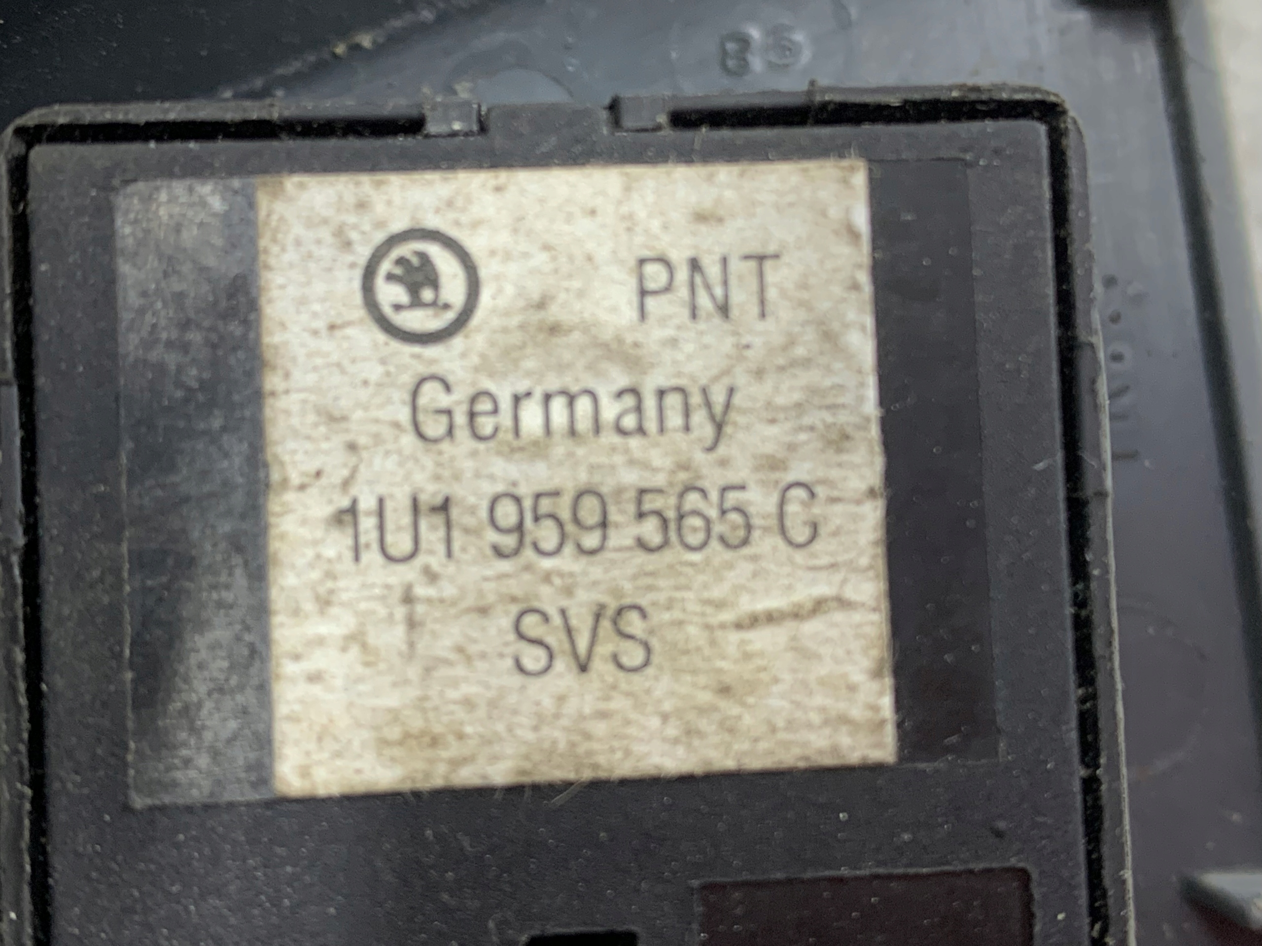 Dodatkowe zdjęcie używanej części: SKODA OCTAVIA I PANEL REGULACJI LUSTEREK 1U1959565C