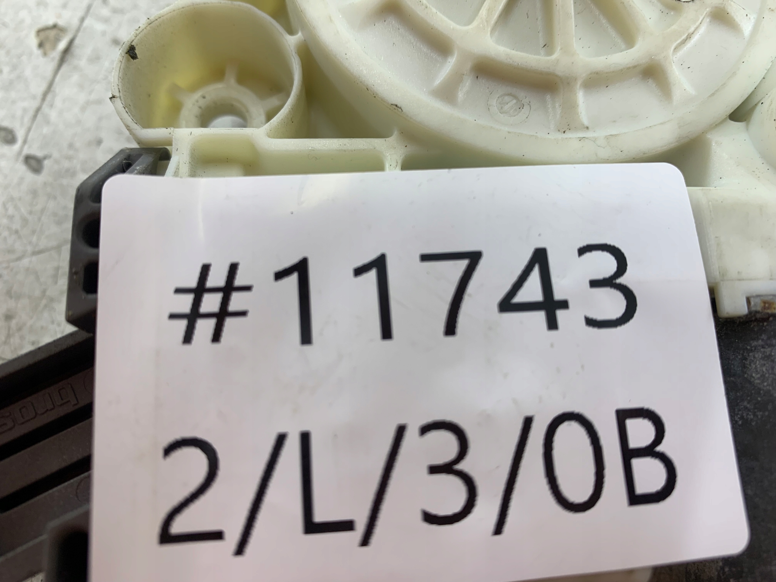 TOYOTA AVENSIS T25 KOMBI SILNICZEK SZYBY PRAWY TYŁ 69830-05100 - zdjęcie 8