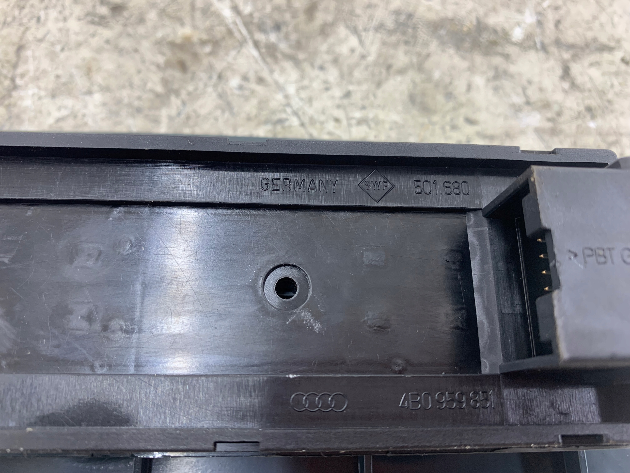 Dodatkowe zdjęcie używanej części: AUDI A3 8L PRZEŁĄCZNIK PANEL SZYB LEWY PRZÓD 4B0959851