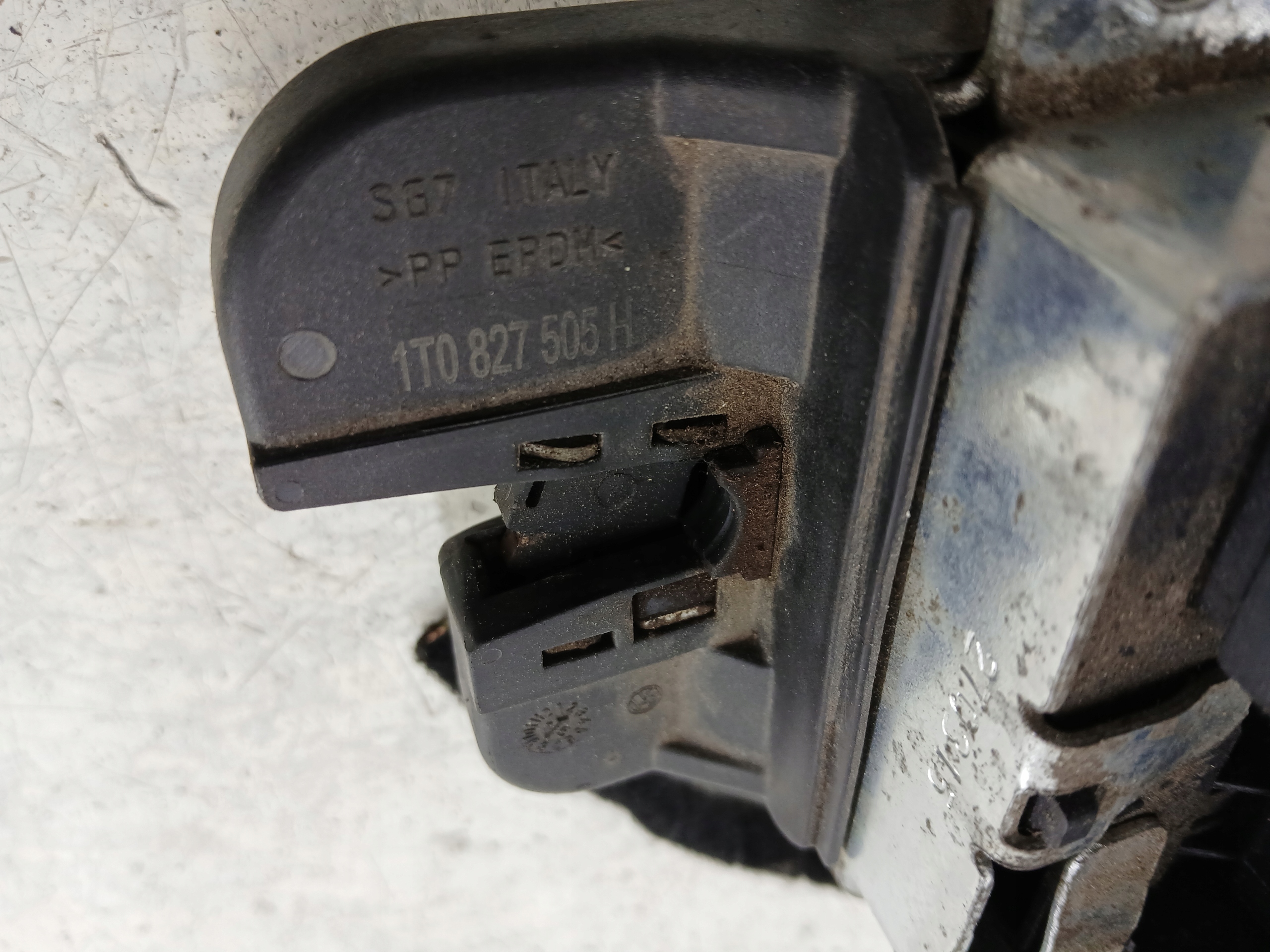 Dodatkowe zdjęcie używanej części: VW TOURAN I ZAMEK KLAPY BAGAŻNIKA 1T0827505H