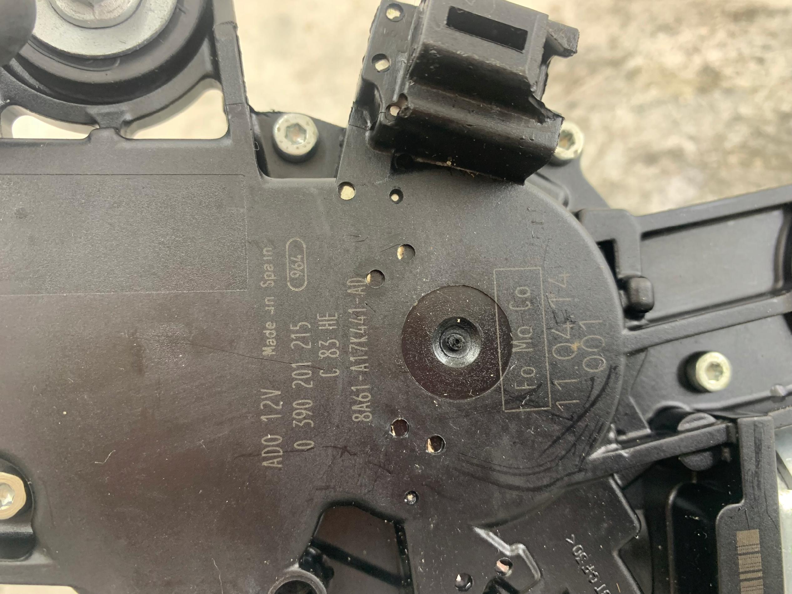 Dodatkowe zdjęcie używanej części: FORD FIESTA MK7 MECHANIZM WYCIERACZKI PRZÓD 8A6117B571AB
