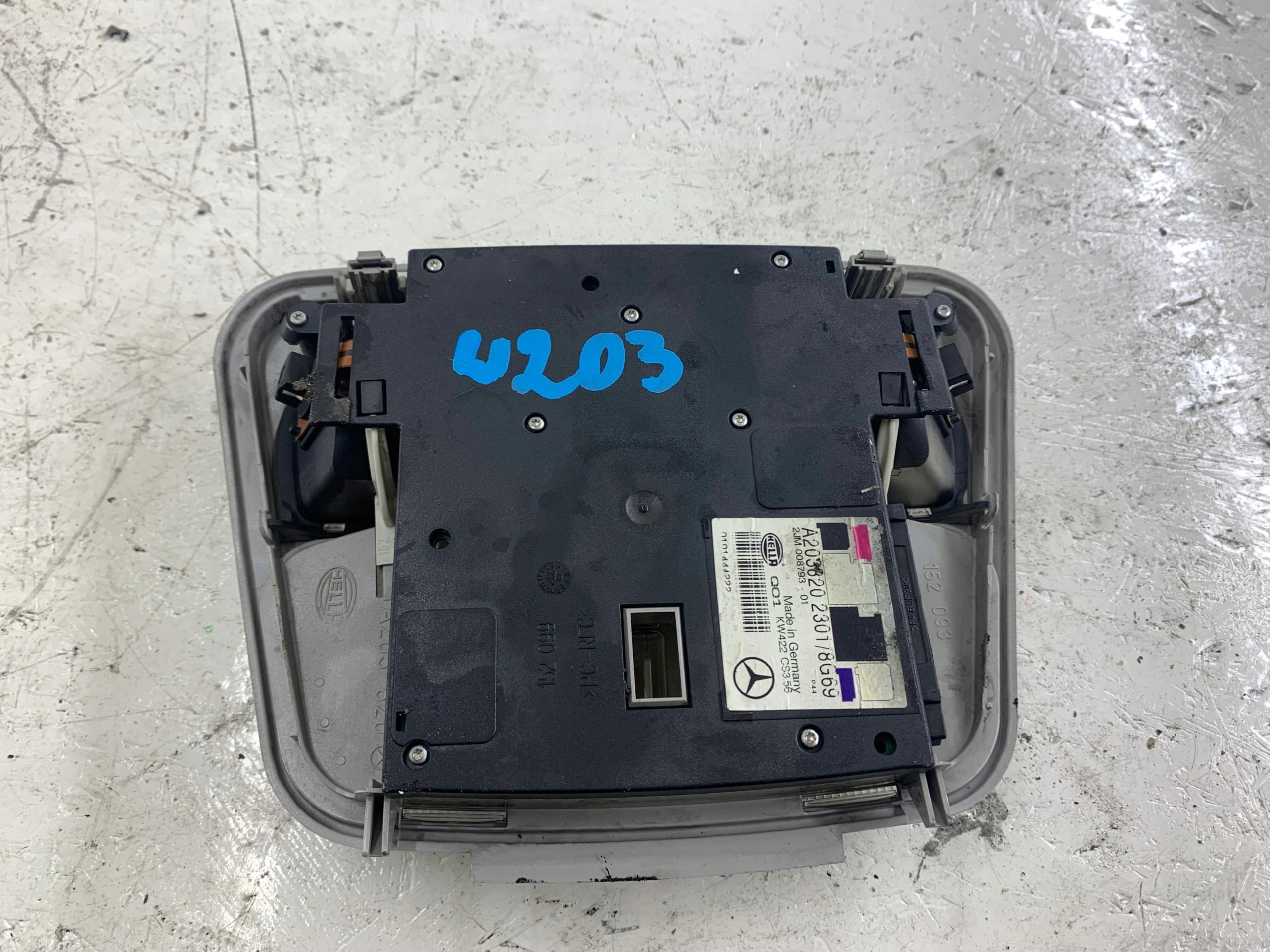 MERCEDES W203 LAMPKA PODSUFITKI OŚWIETLENIE WNĘTRZA A2038202301 - zdjęcie 4