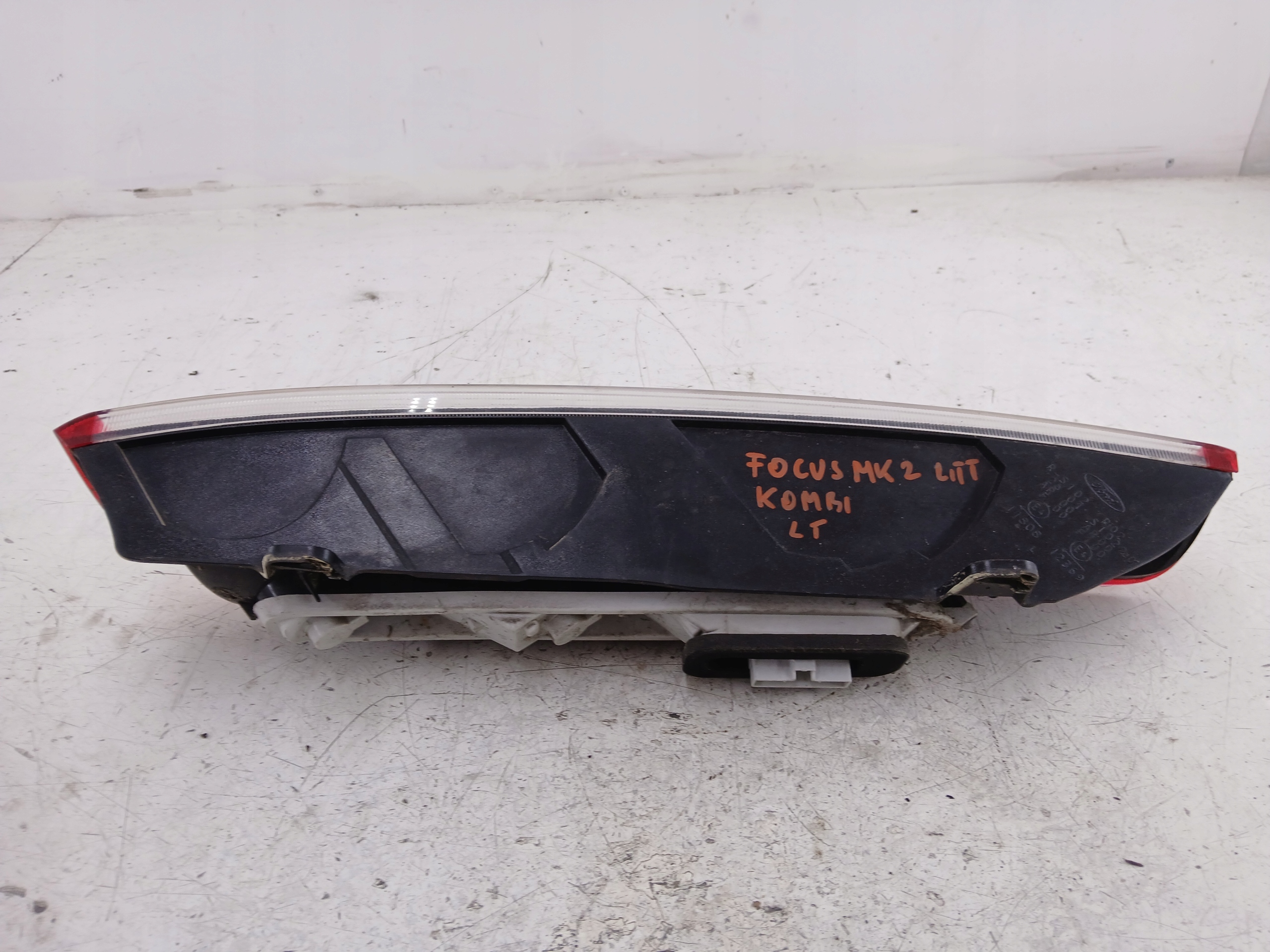 FORD FOCUS MK2 LIFT LAMPA LEWA TYŁ KOMBI - zdjęcie 2