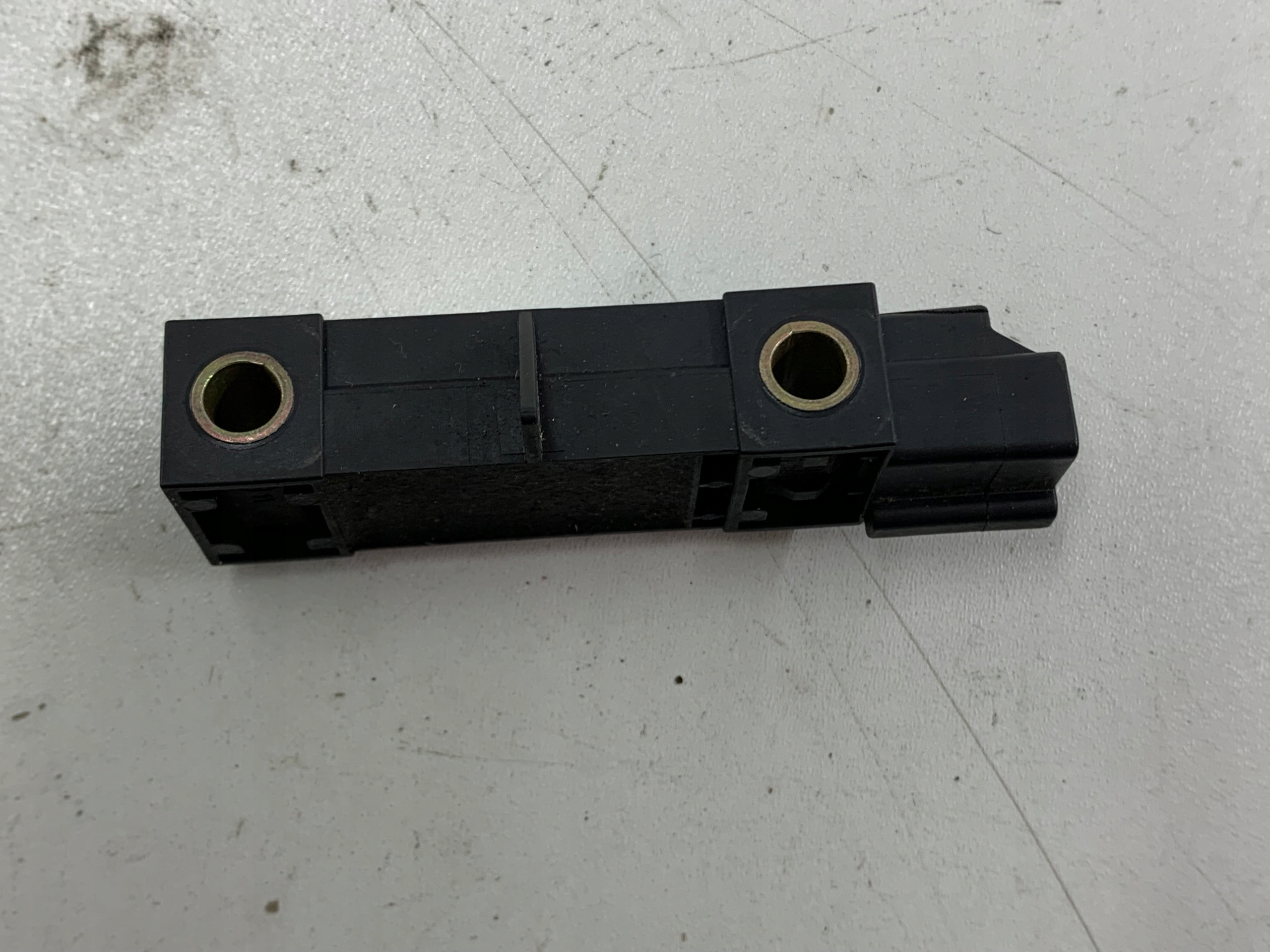 Dodatkowe zdjęcie używanej części: FORD FIESTA MK4 CZUJNIK UDERZENIOWY SENSOR YS6T14B342AD