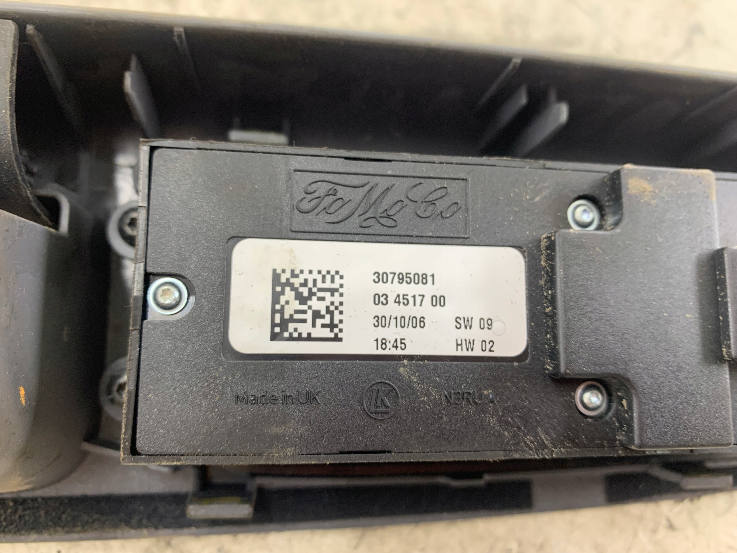 Dodatkowe zdjęcie używanej części: VOLVO V50 I PANEL SZYB LEWY PRZÓD 30795081