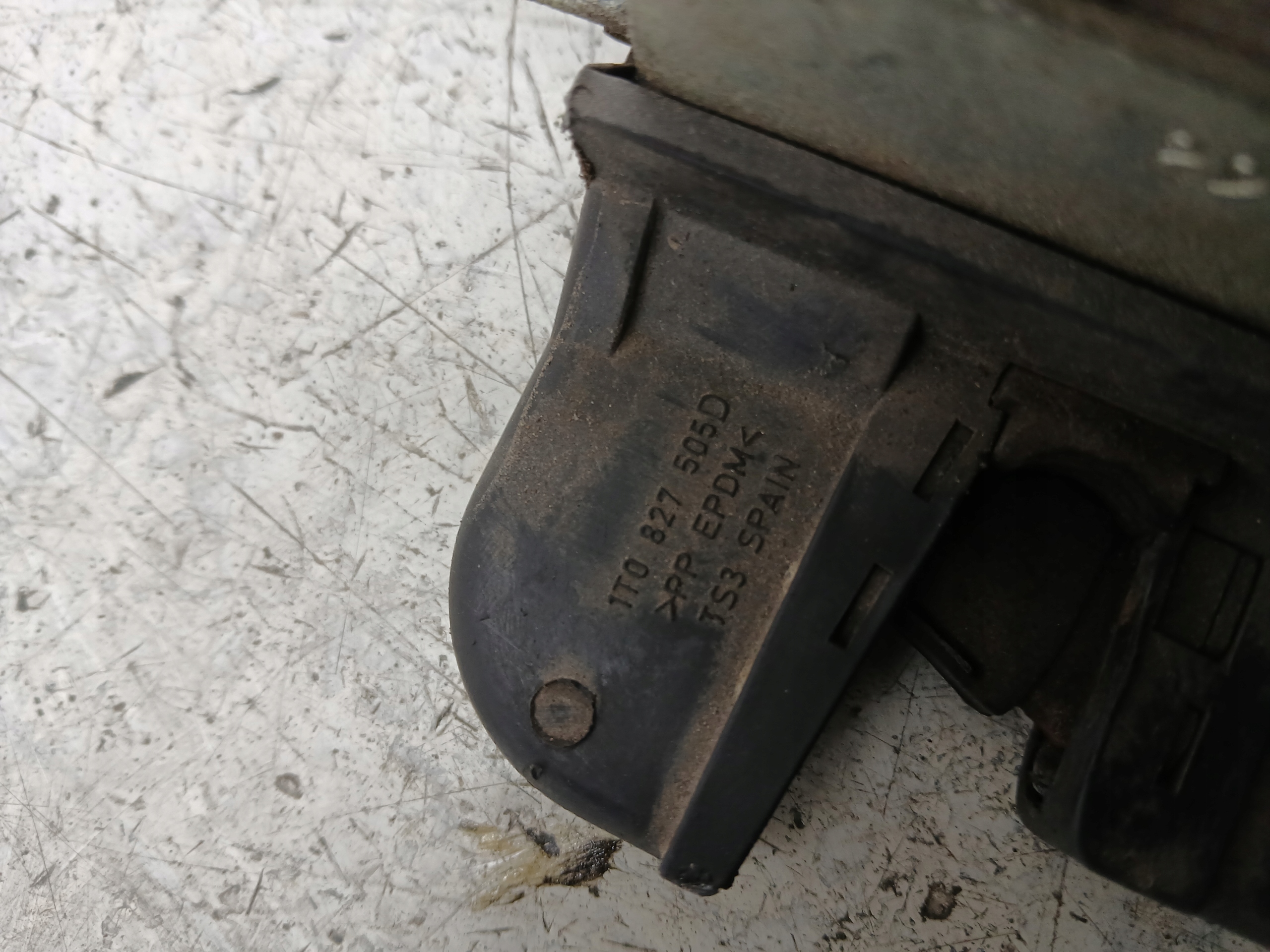 Dodatkowe zdjęcie używanej części: VW TOURAN I ZAMEK KLAPY BAGAŻNIKA 1T0827505D