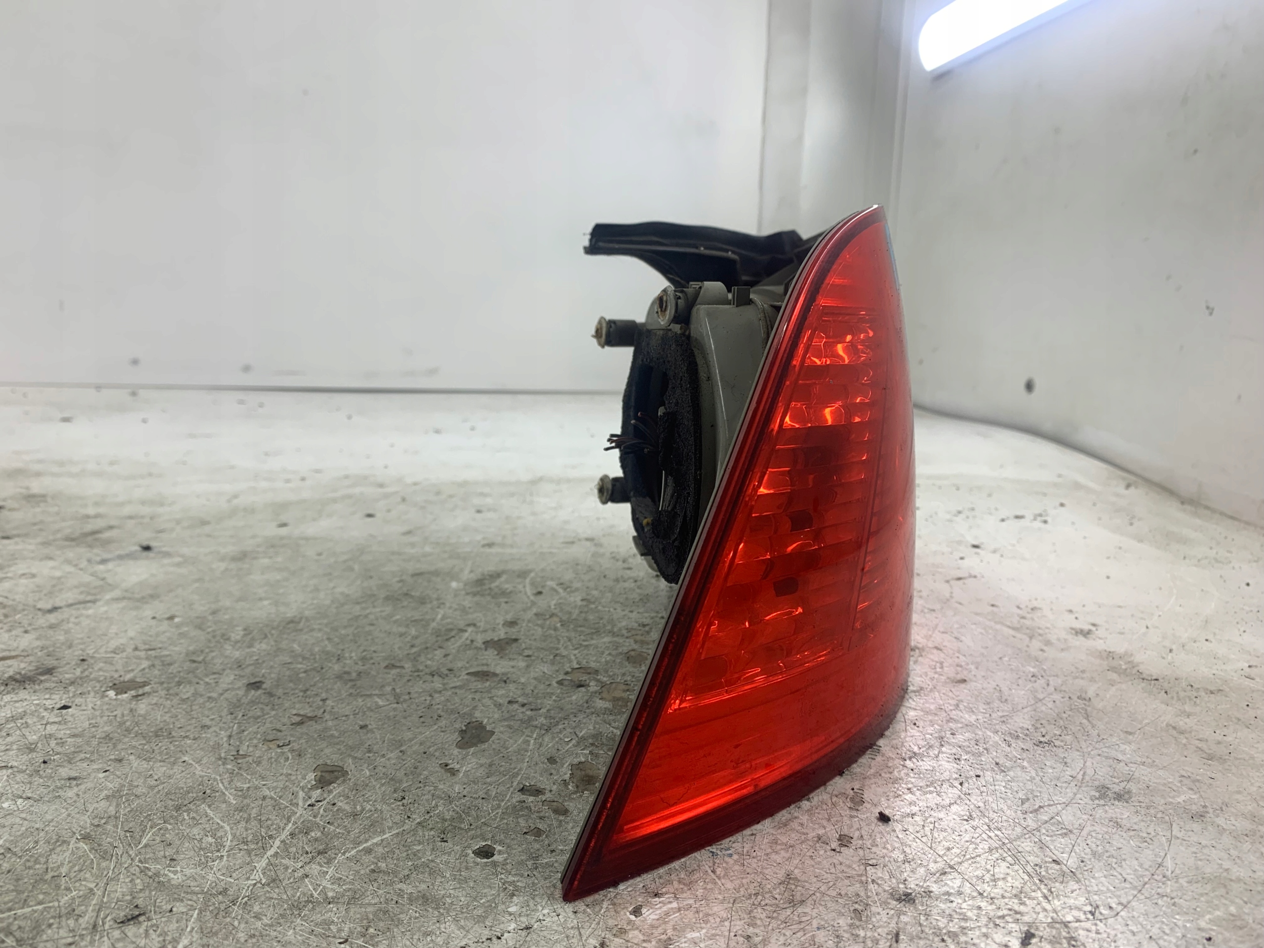 Dodatkowe zdjęcie używanej części: VW PHAETON LAMPA LEWA TYŁ