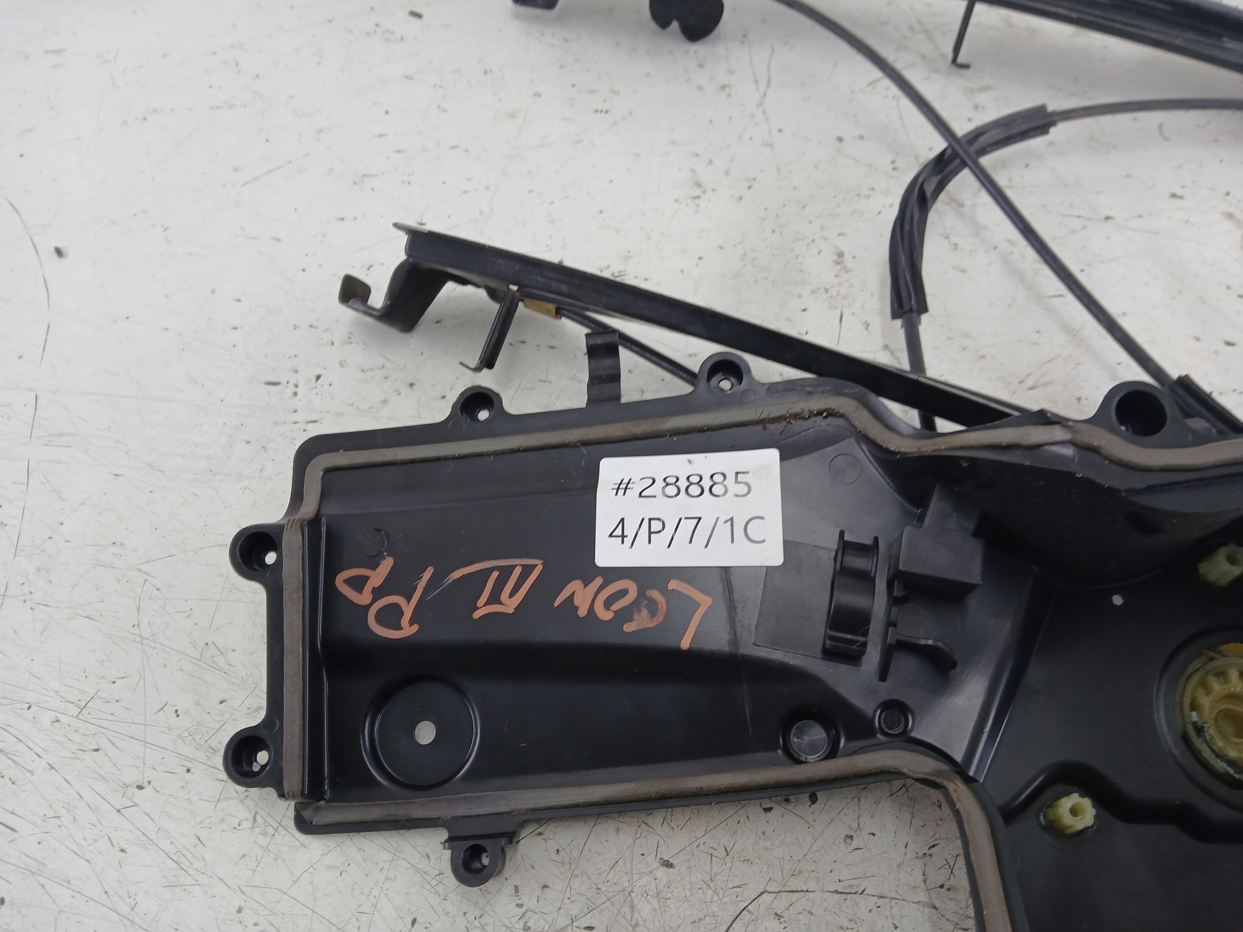 Dodatkowe zdjęcie używanej części: SEAT LEON II MECHANIZM SZYBY PRAWY PRZÓD PROWADNICE SZYBY 1P0837402E