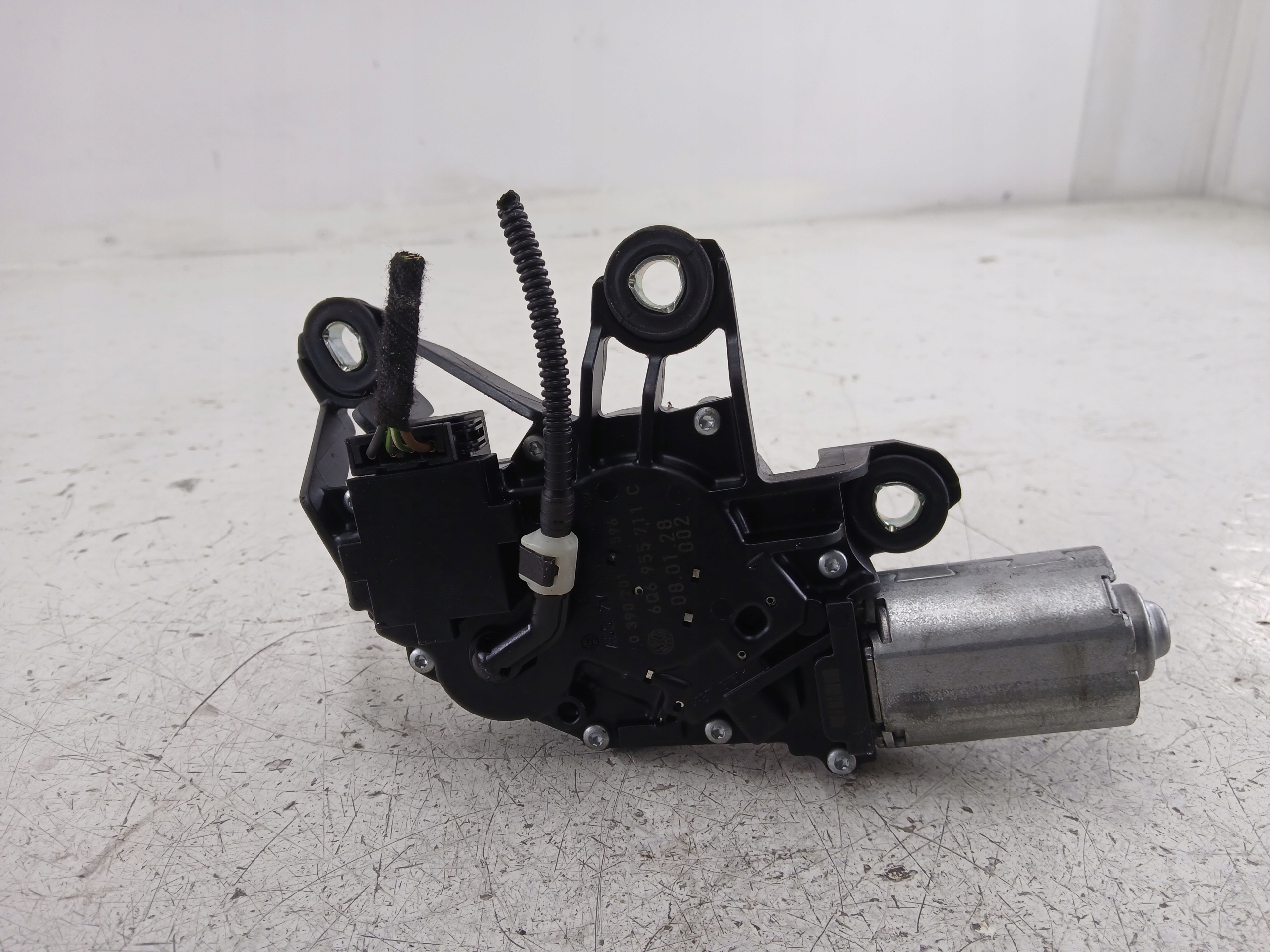 Dodatkowe zdjęcie używanej części: VW POLO 9N LIFT MECHANIZM WYCIERACZKI TYŁ 6Q6955711C