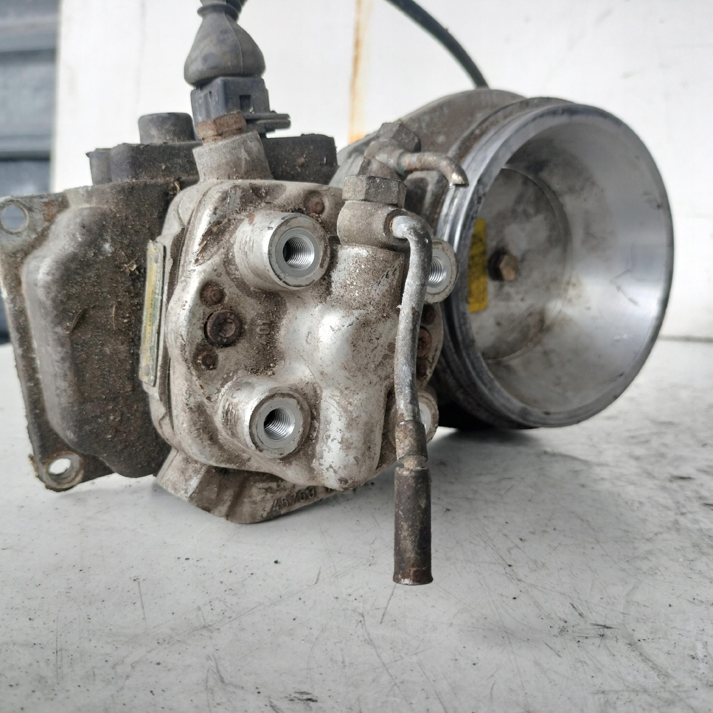 Dodatkowe zdjęcie używanej części: AUDI 80 B3 1.8 ROZDZIELACZ PALIWA 026133353 BOSCH