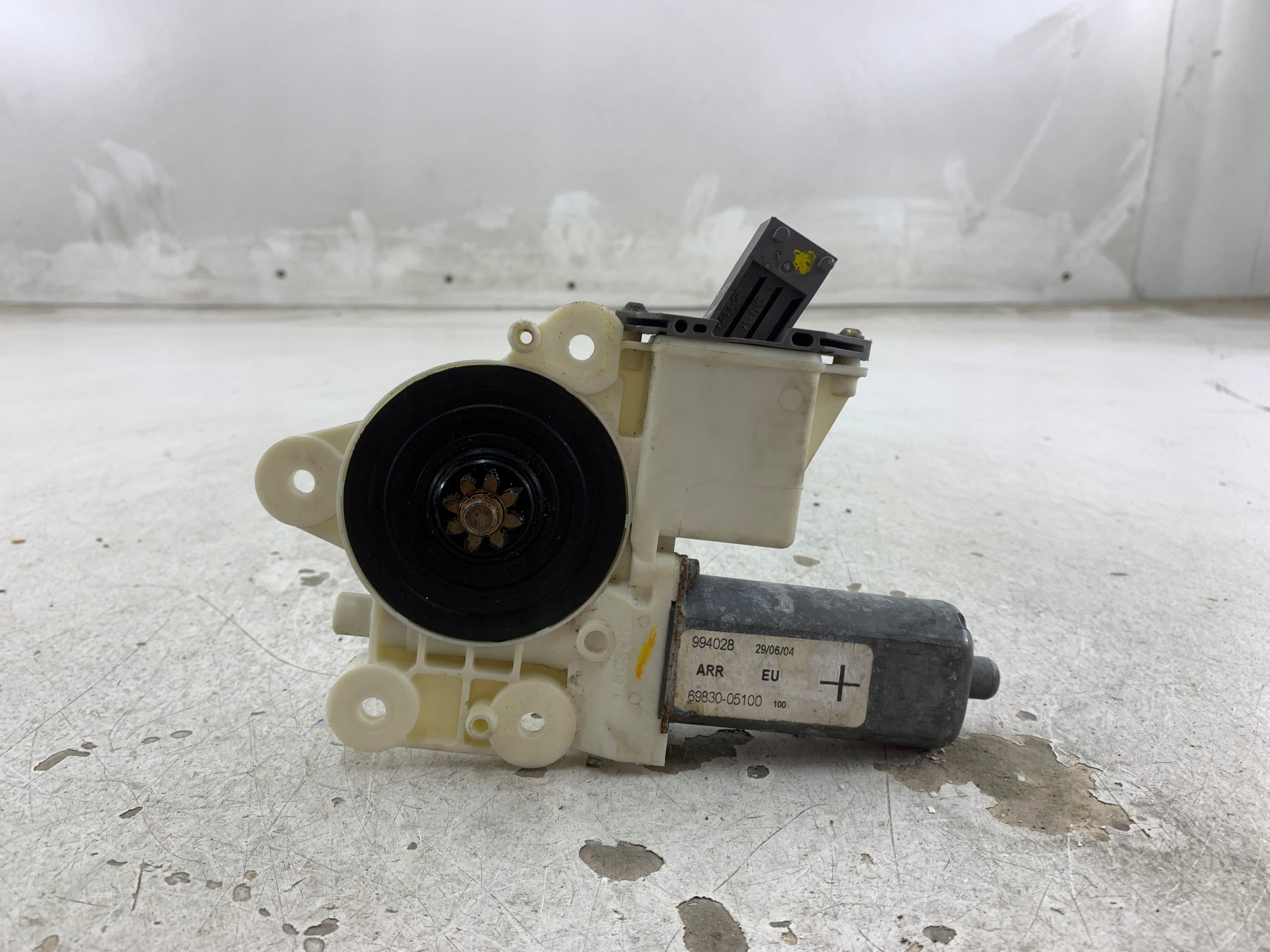 Dodatkowe zdjęcie używanej części: TOYOTA AVENSIS T25 KOMBI SILNICZEK SZYBY PRAWY TYŁ 69830-05100