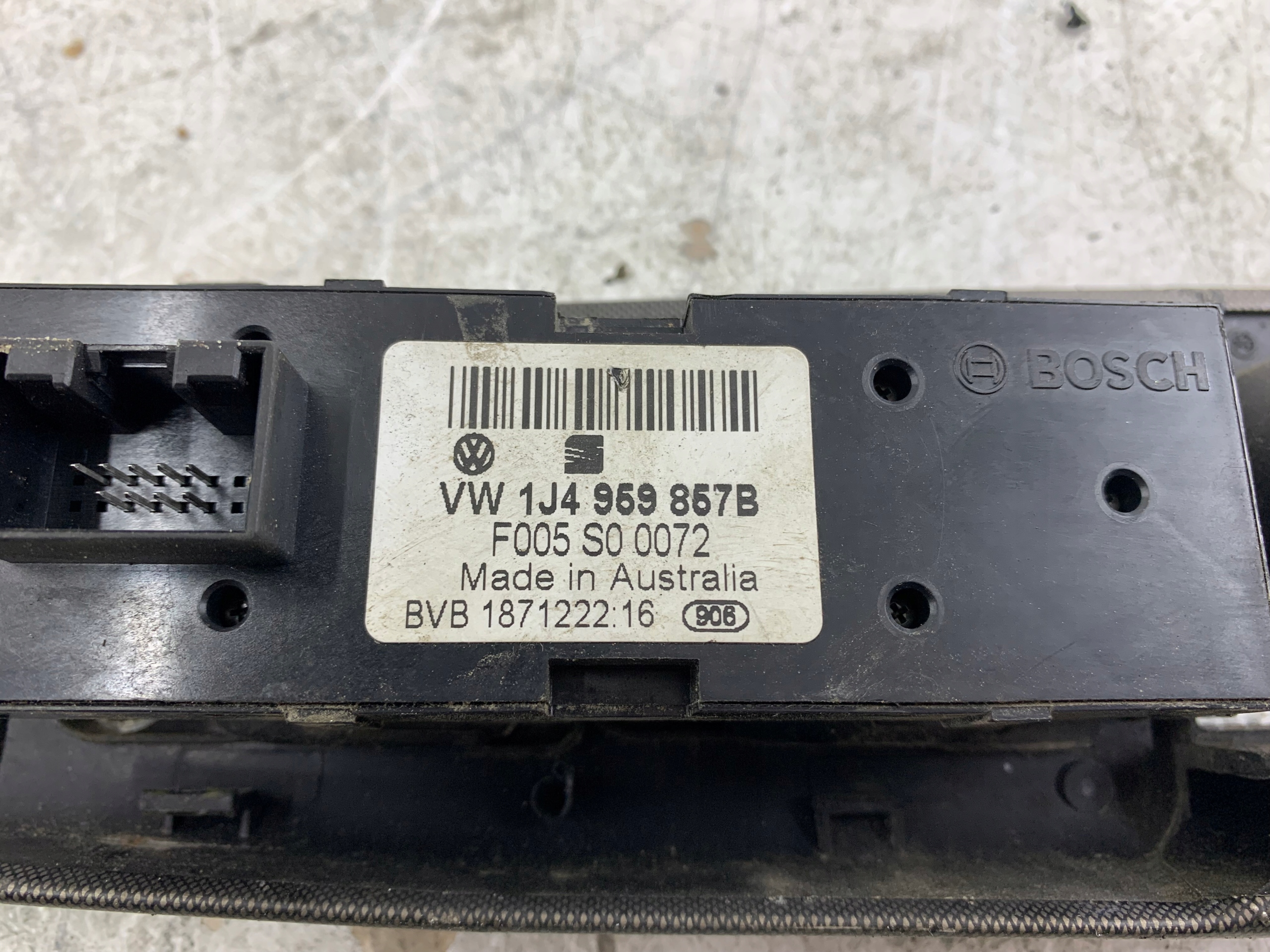 Dodatkowe zdjęcie używanej części: VW GOLF IV PASSAT B5 PANEL SZYB LEWY PRZÓD 1J4959857B