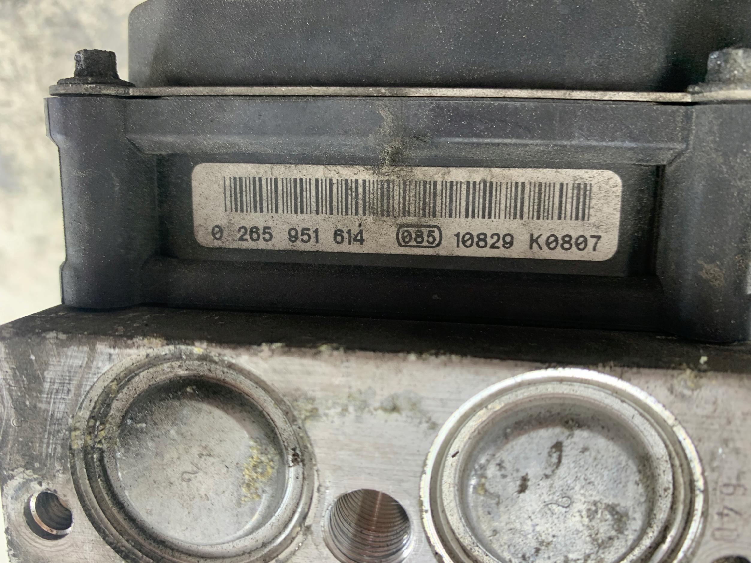 Dodatkowe zdjęcie używanej części: MERCEDES W212 POMPA HAMULCOWA ABS A2124313512 0265951614