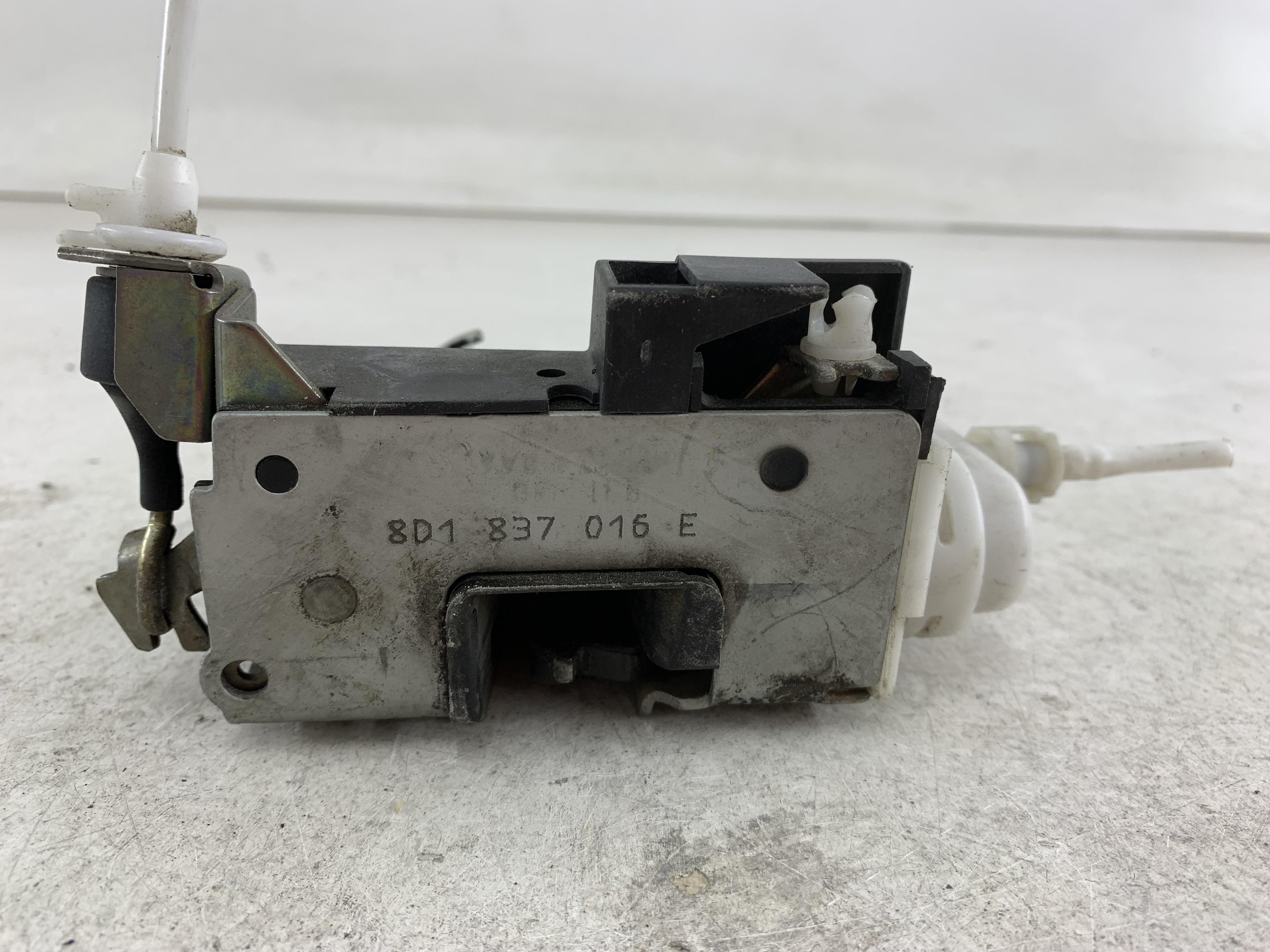 ZAMEK DRZWI PRAWY PRZÓD PRZEDNI PRAWY AUDI A4 B5 8D1837016E - zdjęcie 3