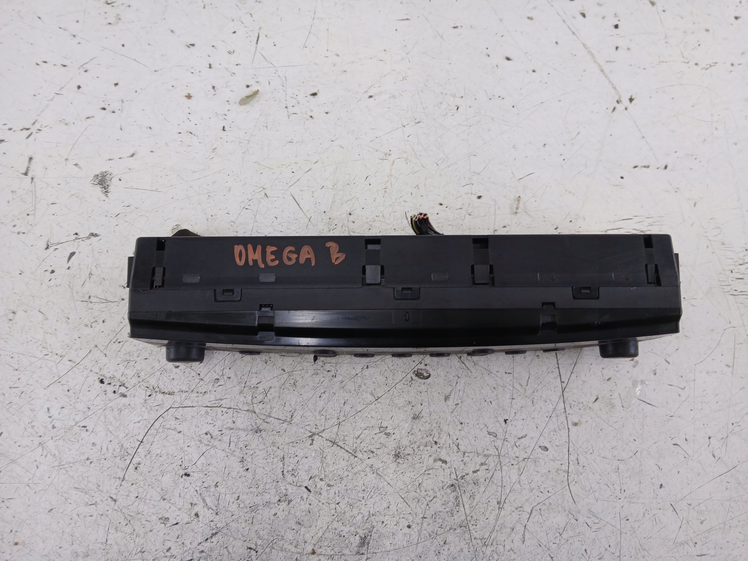 Dodatkowe zdjęcie używanej części: OPEL OMEGA B PANEL KLIMATYZACJI NAWIEWU 69387300 24449468 NR742