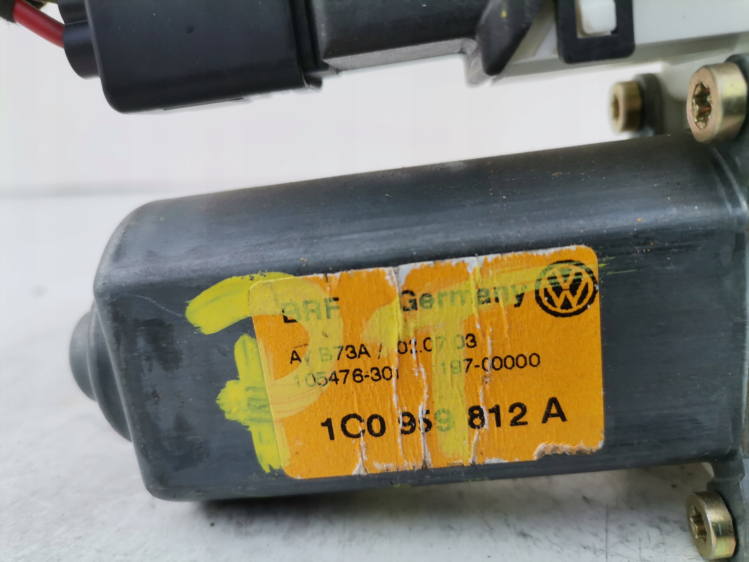 Dodatkowe zdjęcie używanej części: VW GOLF IV LEON I SILNICZEK SZYBY PRAWY TYŁ 1C0959812A