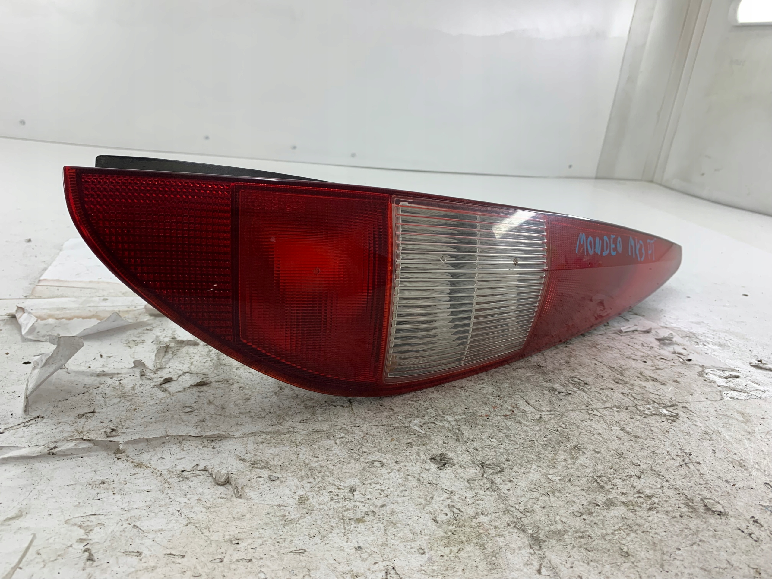 Dodatkowe zdjęcie używanej części: FORD MONDEO MK3 KOMBI LAMPA PRAWA TYŁ