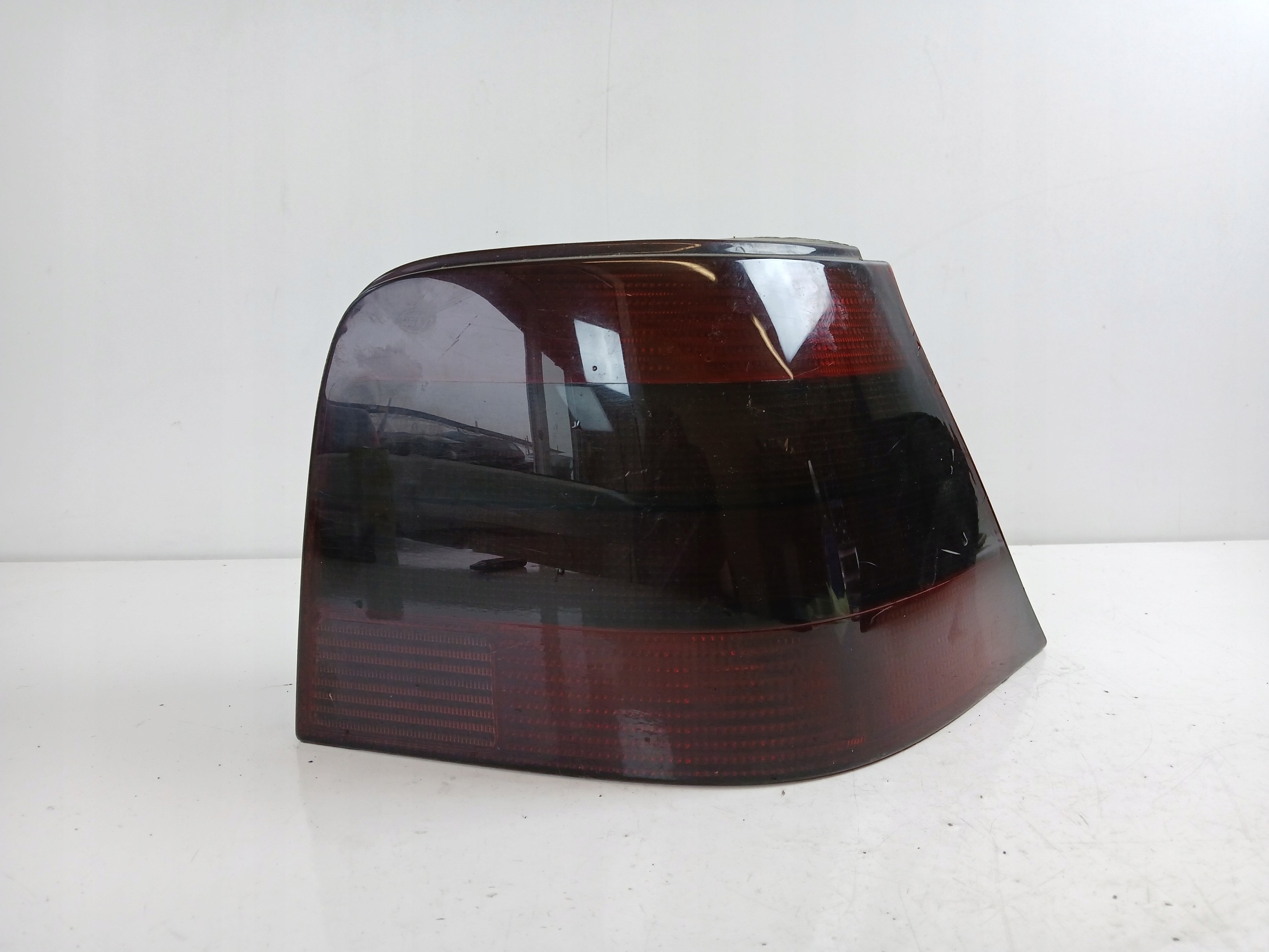Dodatkowe zdjęcie używanej części: VW GOLF IV HB LAMPA PRAWA TYŁ CIEMNA PRZYCIEMNIONA