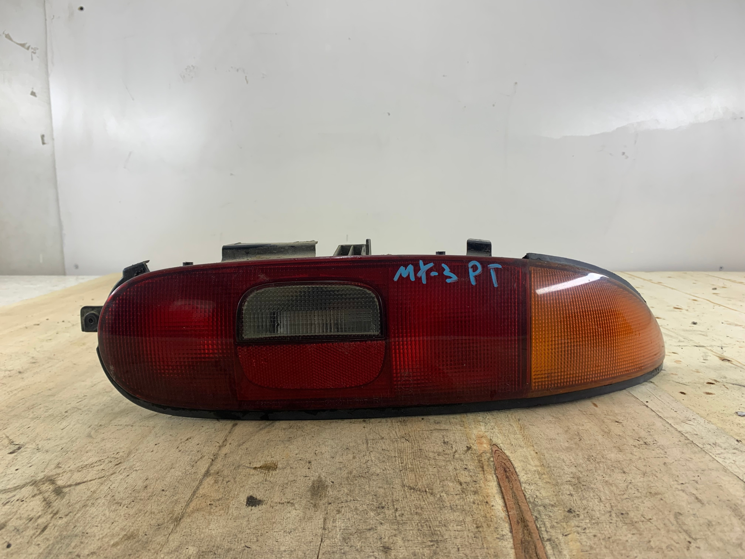 Dodatkowe zdjęcie używanej części: MAZDA MX-3 LAMPA PRAWY TYŁ
