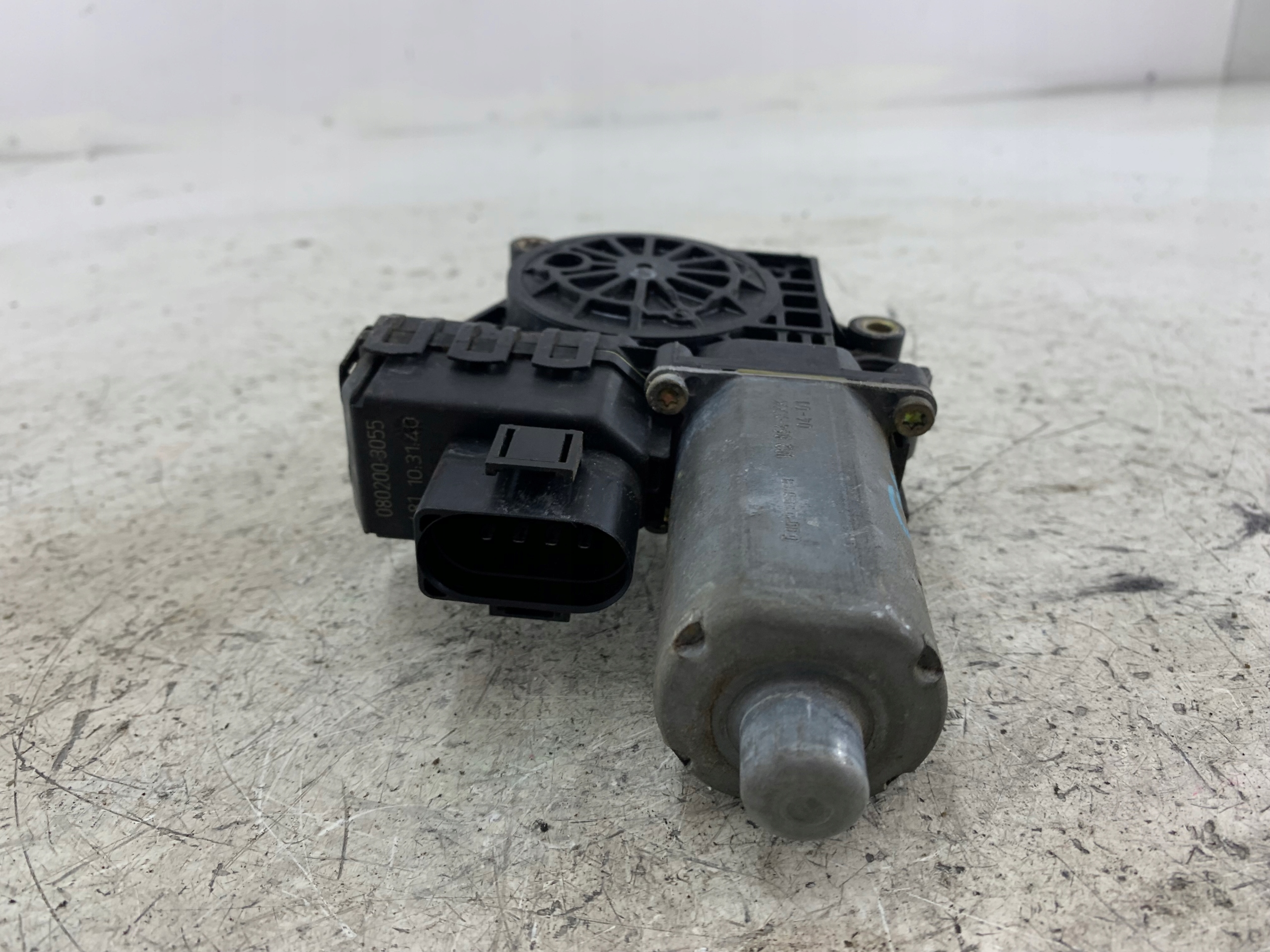 Dodatkowe zdjęcie używanej części: AUDI A6 C5 SILNICZEK SZYBY PRAWY PRZÓD 0130821774