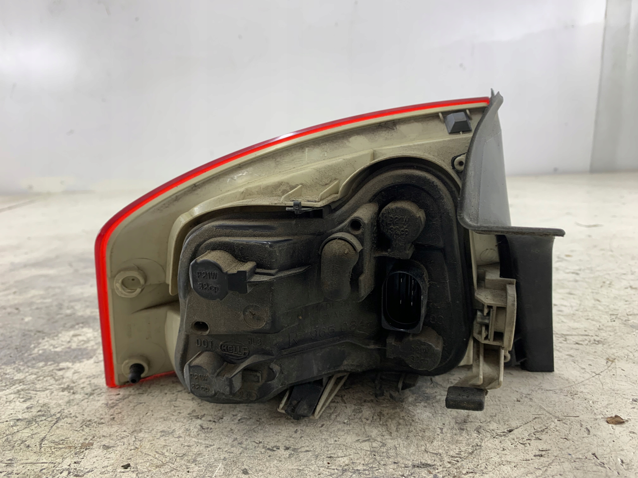 Dodatkowe zdjęcie używanej części: AUDI A4 B7 LAMPA PRAWA TYŁ SEDAN 8E5945096 BEZ WKŁADU