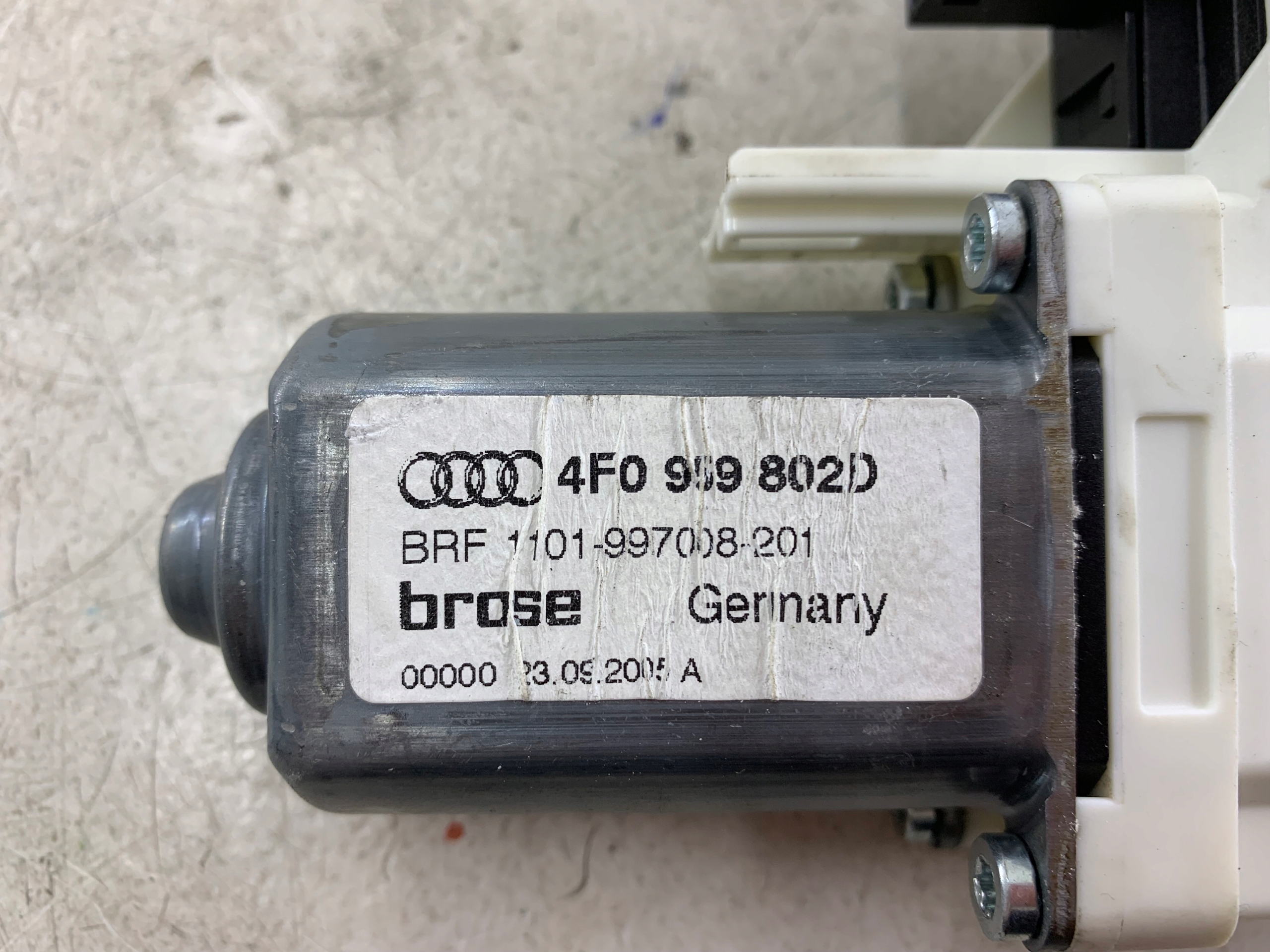 Dodatkowe zdjęcie używanej części: AUDI A6 C6 SILNICZEK SZYBY PRAWY PRZÓD 4F0959802D