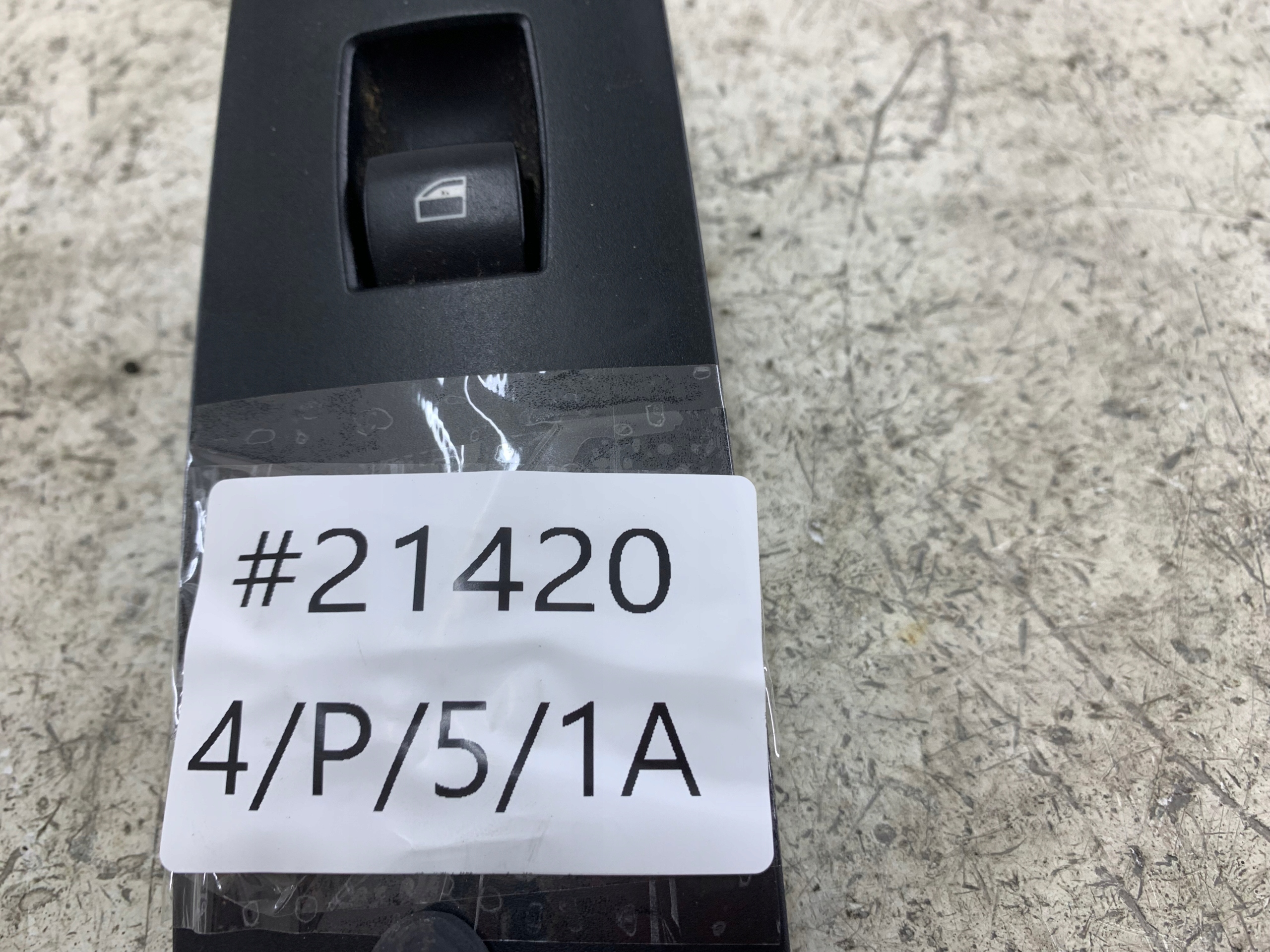 Dodatkowe zdjęcie używanej części: BMW E81 E87 PANEL SZYB PRAWY PRZÓD