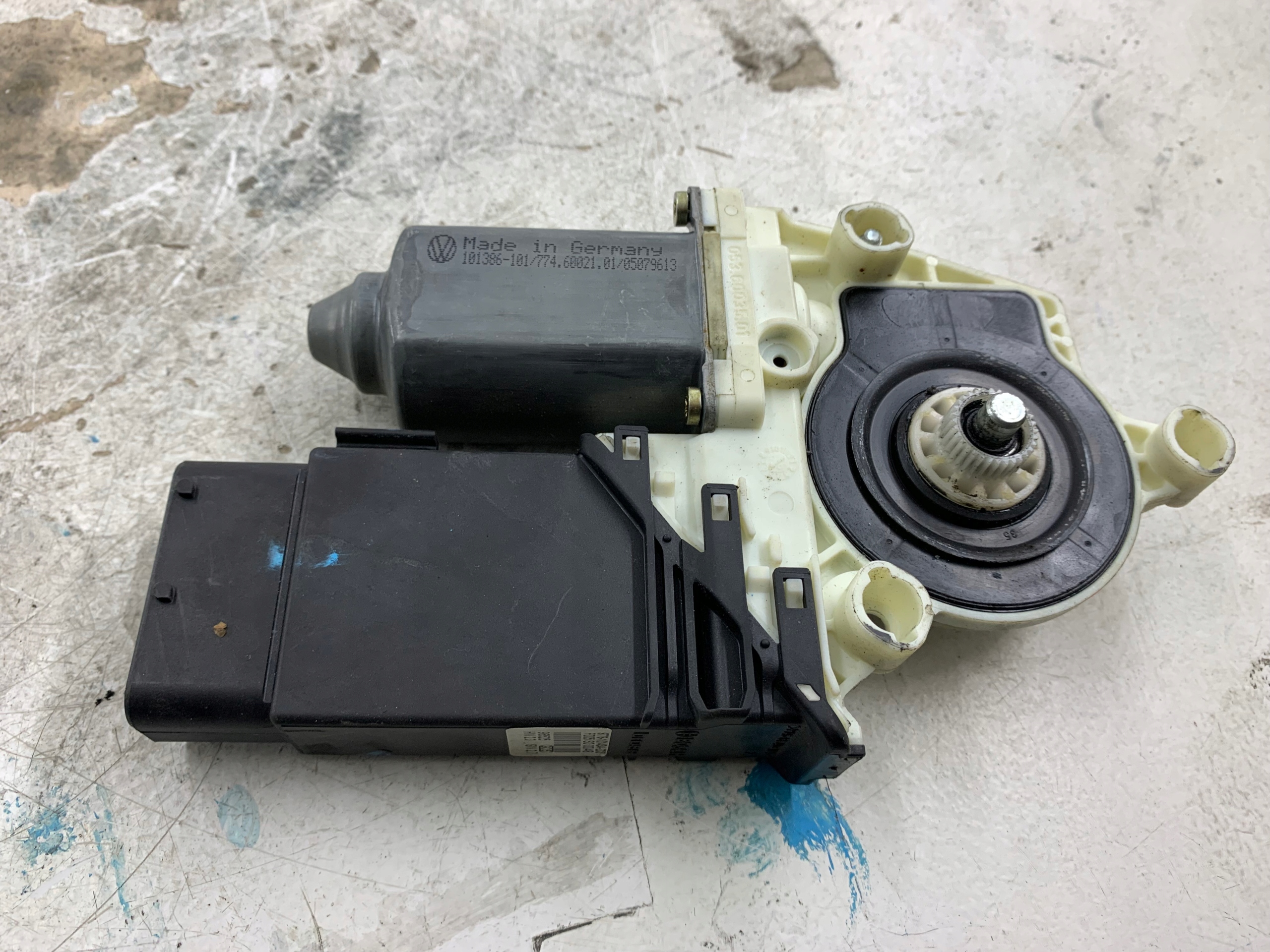 Dodatkowe zdjęcie używanej części: VW GOLF IV SILNICZEK SZYBY PRAWY PRZÓD 101386-101
