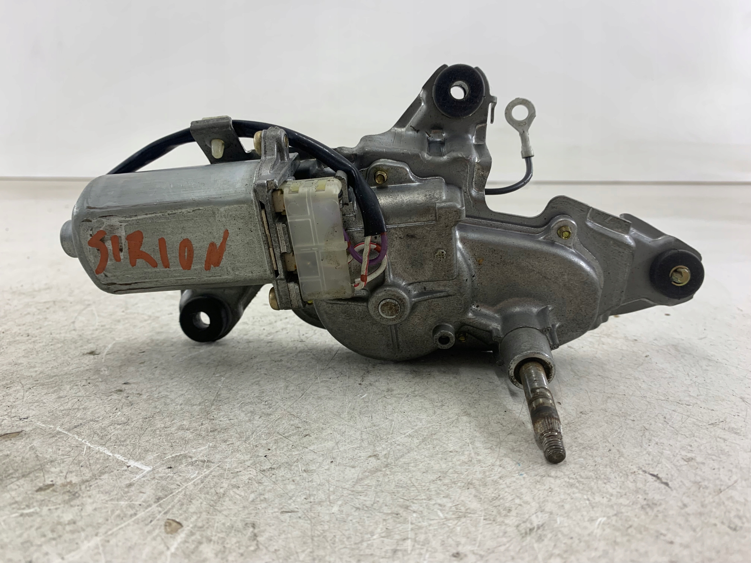 Dodatkowe zdjęcie używanej części: DAIHATSU SIRION MECHANIZM WYCIERACZKI TYŁ 85130-97201