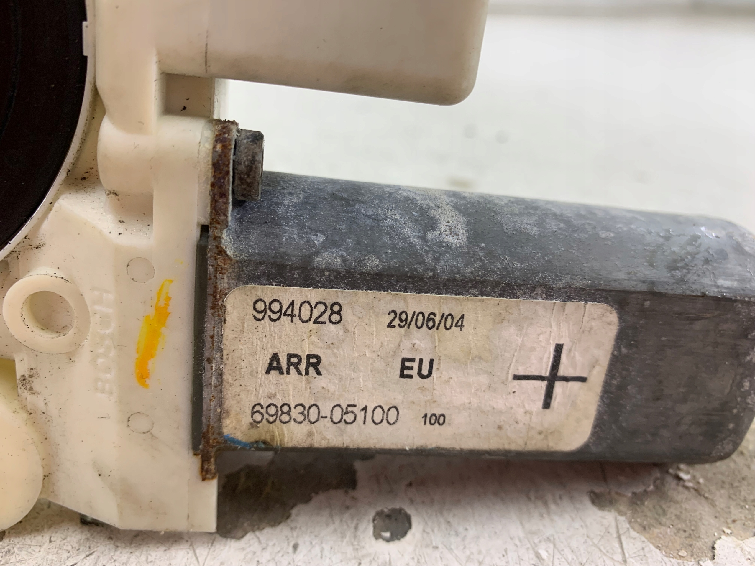 Dodatkowe zdjęcie używanej części: TOYOTA AVENSIS T25 KOMBI SILNICZEK SZYBY PRAWY TYŁ 69830-05100