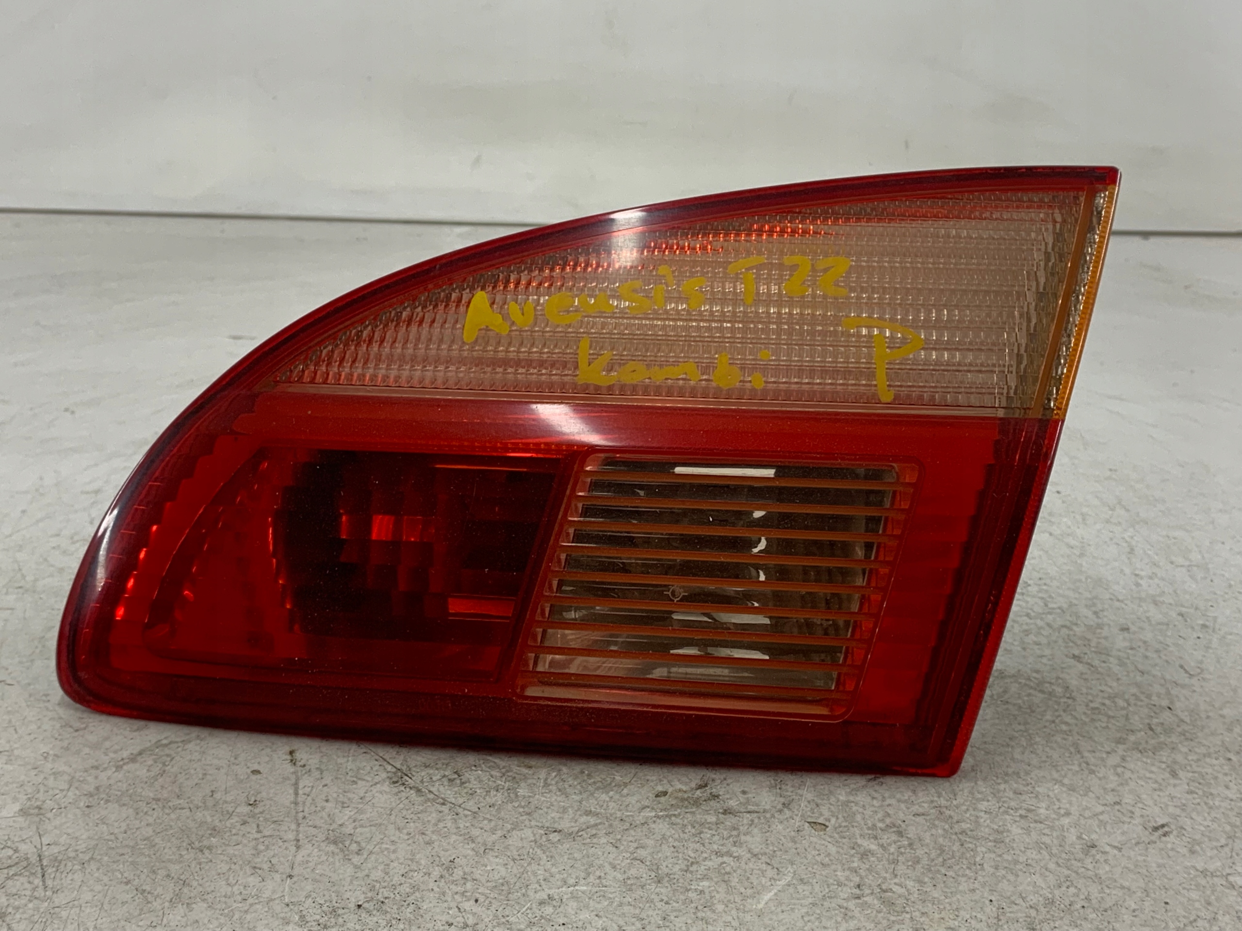 Dodatkowe zdjęcie używanej części: TOYOTA AVENSIS T22 KOMBI LAMPA PRAWA TYŁ KLAPA