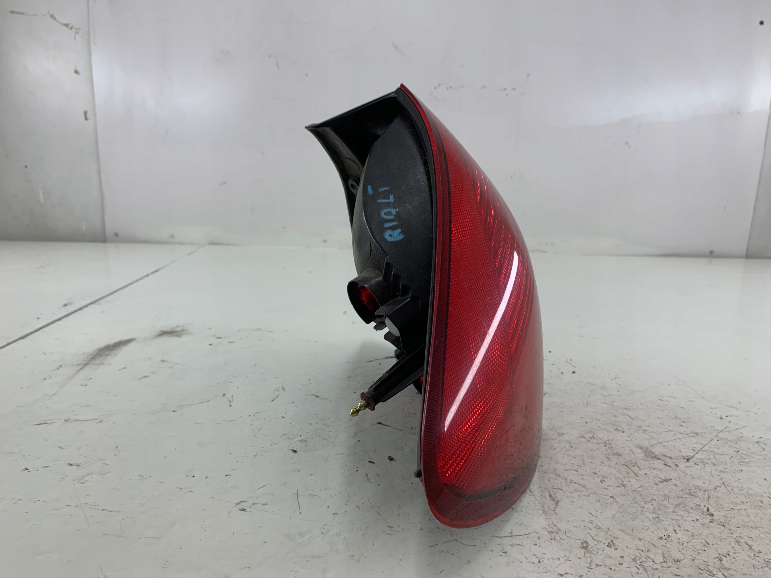 Dodatkowe zdjęcie używanej części: KIA RIO I LIFT KOMBI LAMPA LEWA TYŁ