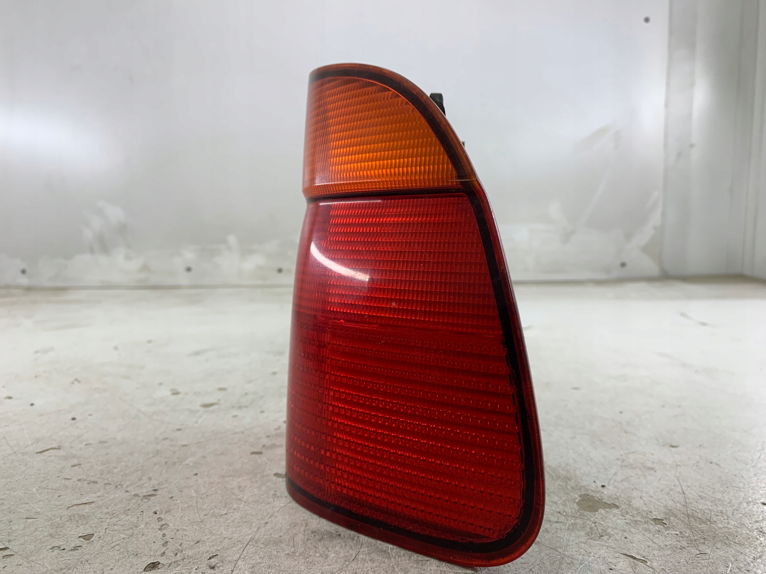Dodatkowe zdjęcie używanej części: BMW E39 KOMBI TOURING LAMPA PRAWA TYŁ